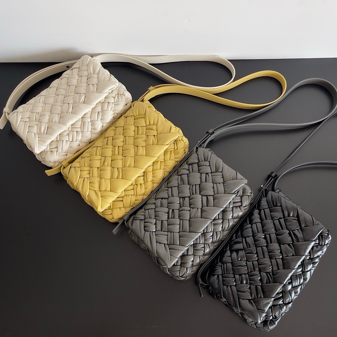 Bottega Veneta Product _d_zqf24ZOm0PFb3PHavAosAlk7J_klN-DmEOVmw