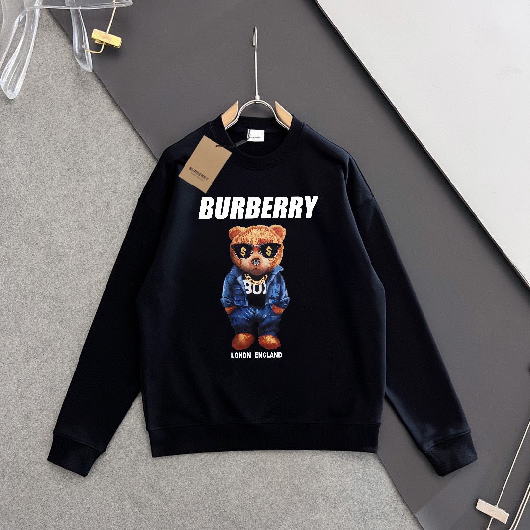 💰P180💥 BURBERRY 巴宝莉 秋冬新款卫衣，潮流不过时经典款，进口数码印花图案，定制卫衣毛圈420克面料，厚实挺阔有有形，细节无可挑剔，上身版型超赞！时下流行微阔男女同款版型。
颜色：黑色 米白
码数：XS-L