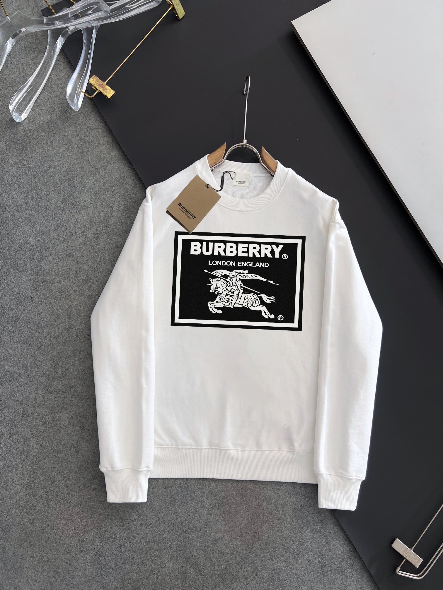 💰P180💥 BURBERRY 巴宝莉 秋冬新款卫衣，潮流不过时经典款，进口数码印花图案，定制卫衣毛圈420克面料，厚实挺阔有有形，细节无可挑剔，上身版型超赞！时下流行微阔男女同款版型。
颜色：黑色 米白
码数：XS-L