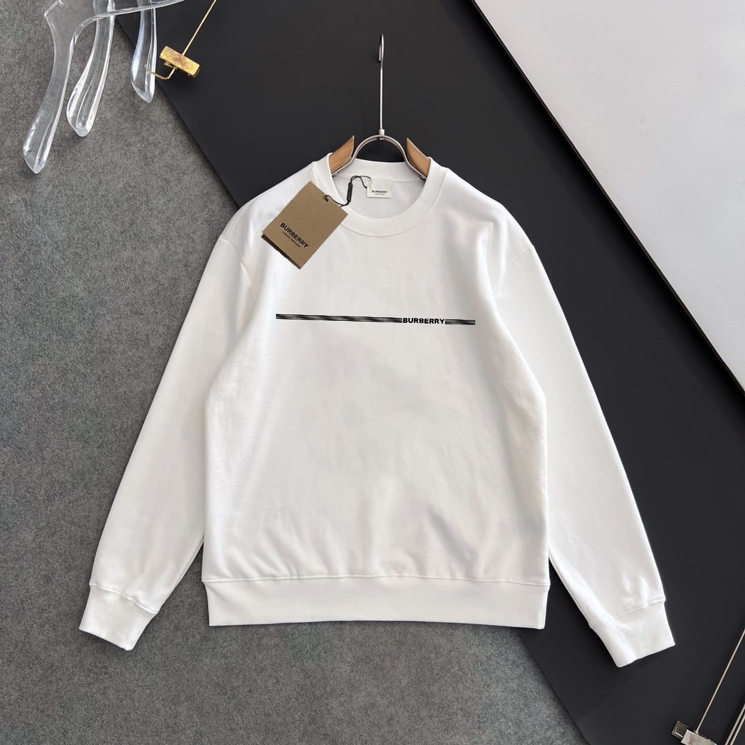 💰P180💥 BURBERRY 巴宝莉 秋冬新款卫衣，潮流不过时经典款，进口数码印花图案，定制卫衣毛圈420克面料，厚实挺阔有有形，细节无可挑剔，上身版型超赞！时下流行微阔男女同款版型。
颜色：黑色 米白
码数：XS-L