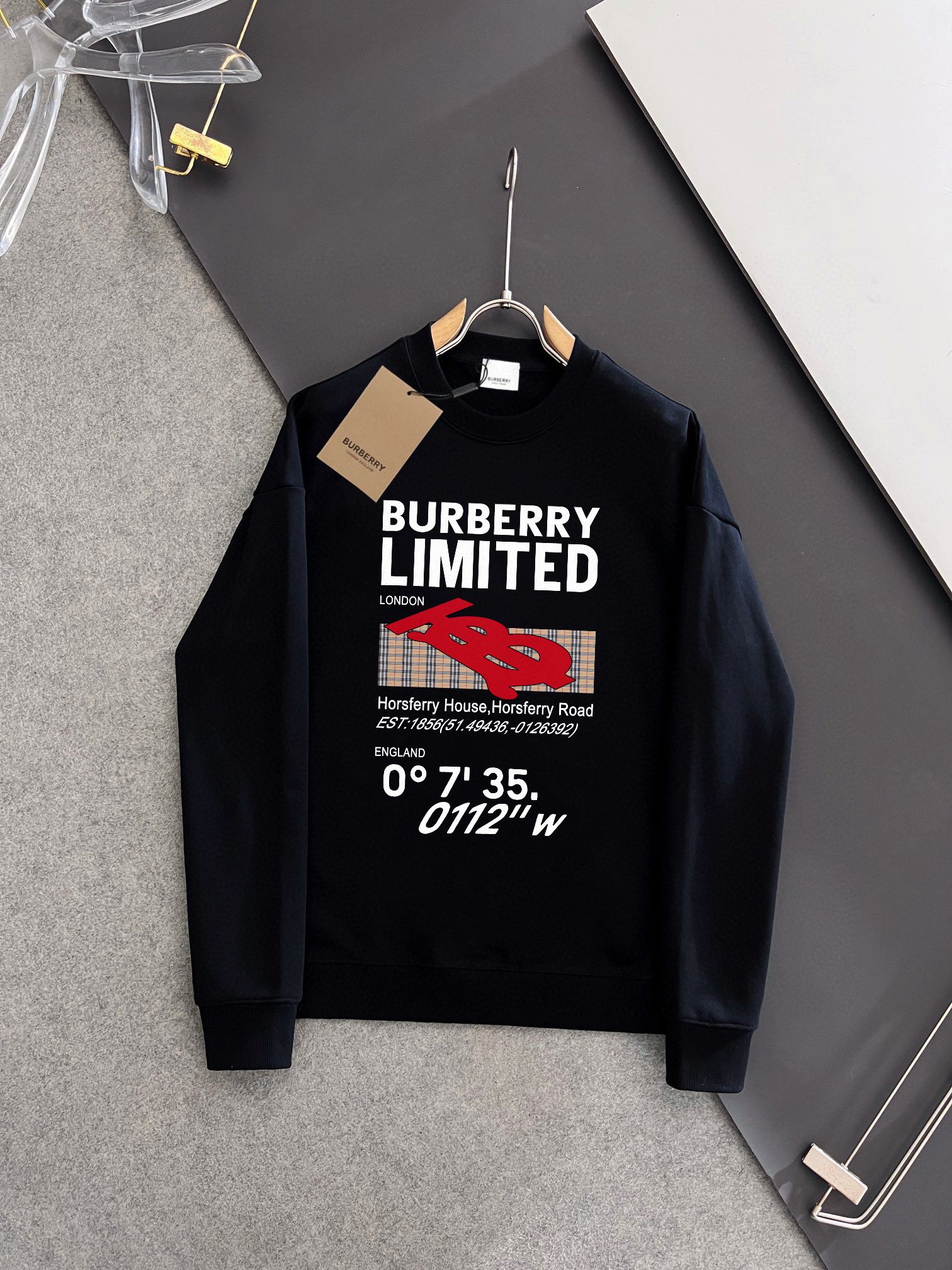 💰P180💥 BURBERRY 巴宝莉 秋冬新款卫衣，潮流不过时经典款，进口数码印花图案，定制卫衣毛圈420克面料，厚实挺阔有有形，细节无可挑剔，上身版型超赞！时下流行微阔男女同款版型。
颜色：黑色 米白
码数：XS-L