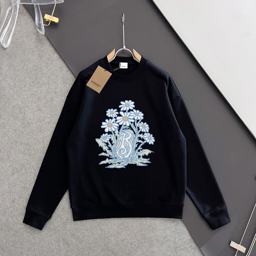 💰P180💥 BURBERRY 巴宝莉 秋冬新款卫衣，潮流不过时经典款，进口数码印花图案，定制卫衣毛圈420克面料，厚实挺阔有有形，细节无可挑剔，上身版型超赞！时下流行微阔男女同款版型。
颜色：黑色 米白
码数：XS-L