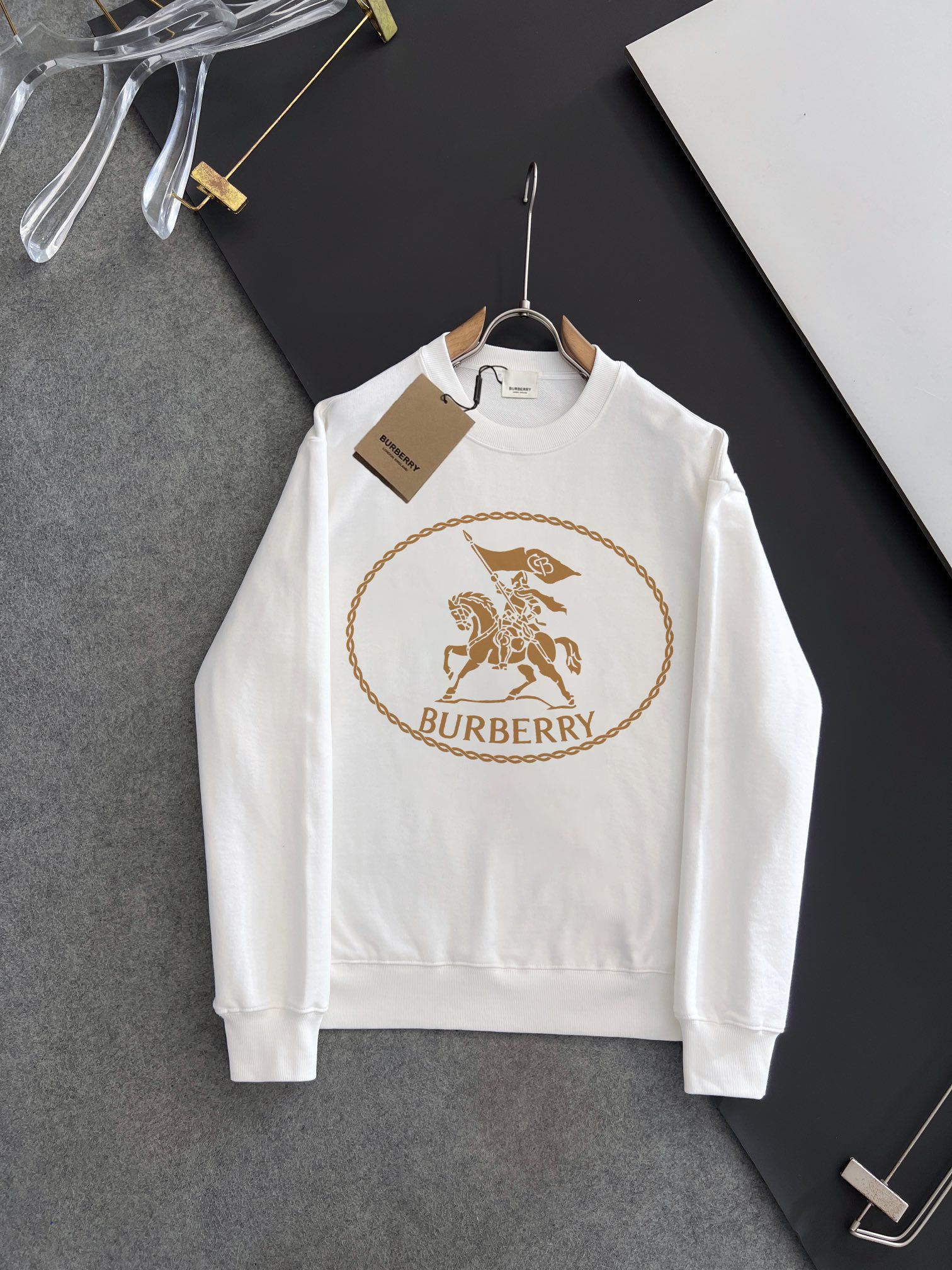 💰P180💥 BURBERRY 巴宝莉 秋冬新款卫衣，潮流不过时经典款，进口数码印花图案，定制卫衣毛圈420克面料，厚实挺阔有有形，细节无可挑剔，上身版型超赞！时下流行微阔男女同款版型。
颜色：黑色 米白
码数：XS-L