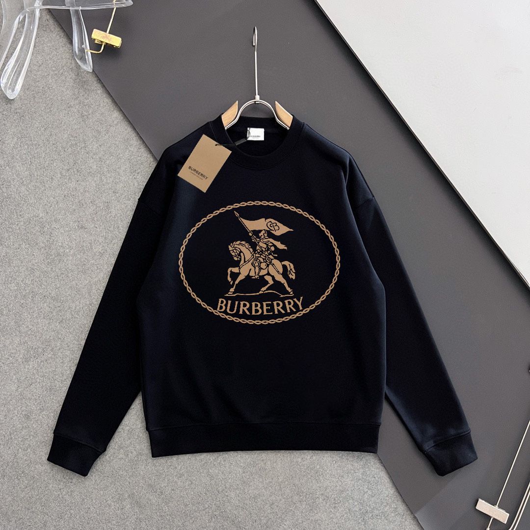 💰P180💥 BURBERRY 巴宝莉 秋冬新款卫衣，潮流不过时经典款，进口数码印花图案，定制卫衣毛圈420克面料，厚实挺阔有有形，细节无可挑剔，上身版型超赞！时下流行微阔男女同款版型。
颜色：黑色 米白
码数：XS-L