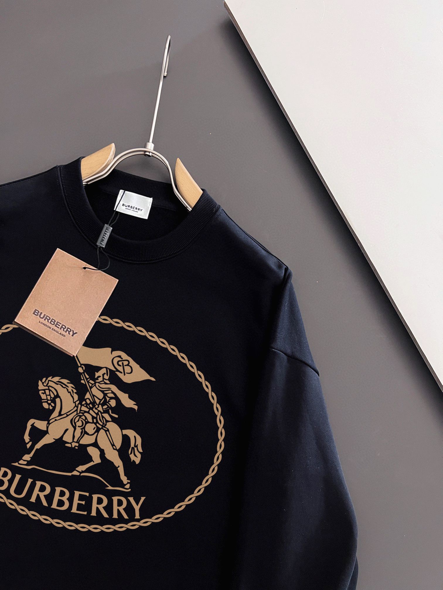 💰P180💥 BURBERRY 巴宝莉 秋冬新款卫衣,潮流不过时经典款,进口数码印花图案,定制卫衣毛圈420克面料,厚实挺阔有有形,细节无可挑剔,上身版型超赞!时下流行微阔男女同款版型。
颜色:黑色 米白
码数:XS-L