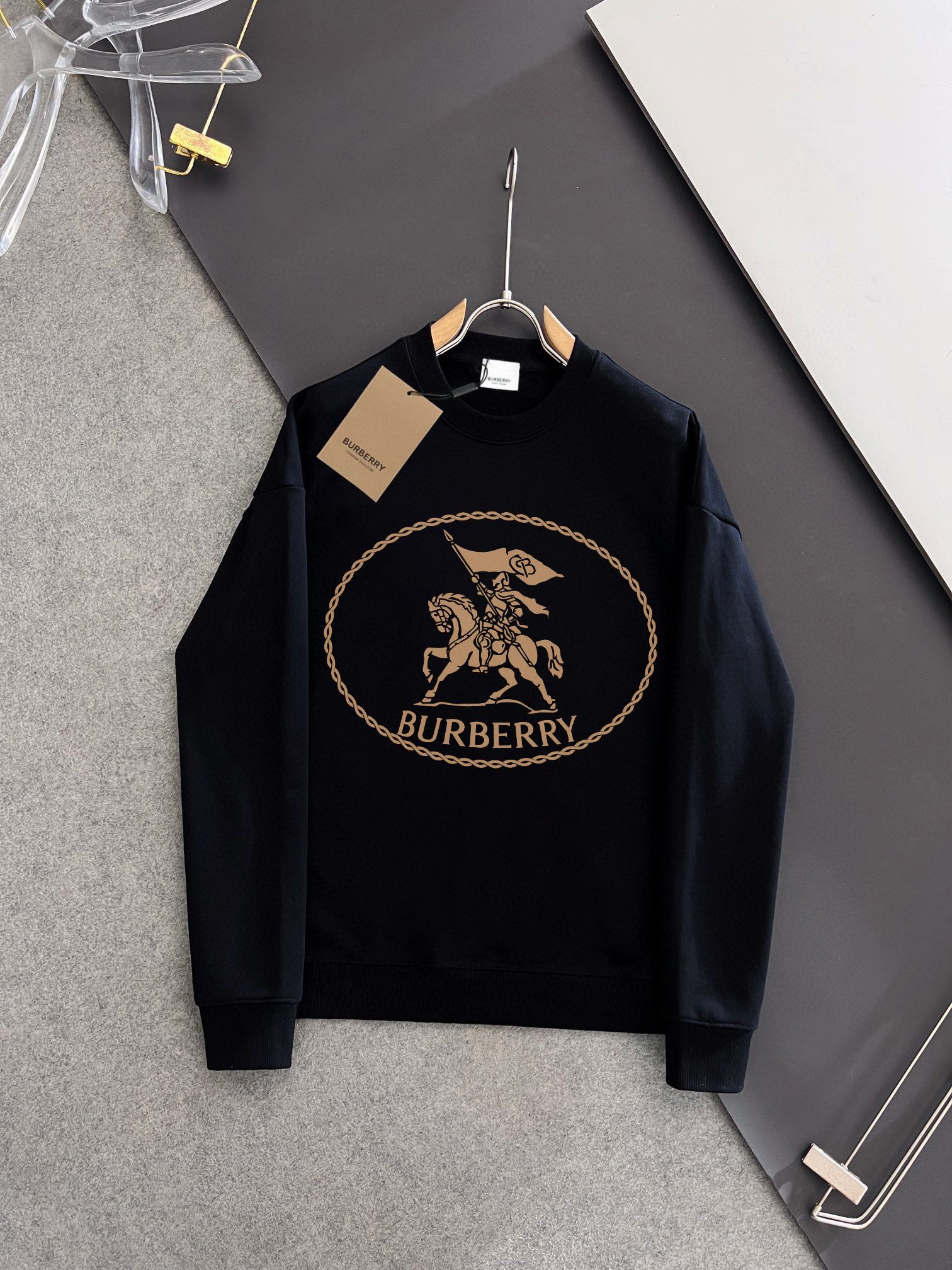 💰P180💥 BURBERRY 巴宝莉 秋冬新款卫衣,潮流不过时经典款,进口数码印花图案,定制卫衣毛圈420克面料,厚实挺阔有有形,细节无可挑剔,上身版型超赞!时下流行微阔男女同款版型。
颜色:黑色 米白
码数:XS-L