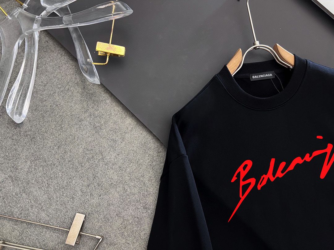 BALENCIAGA 秋冬新作 街風デザインの男女兼用スウェット