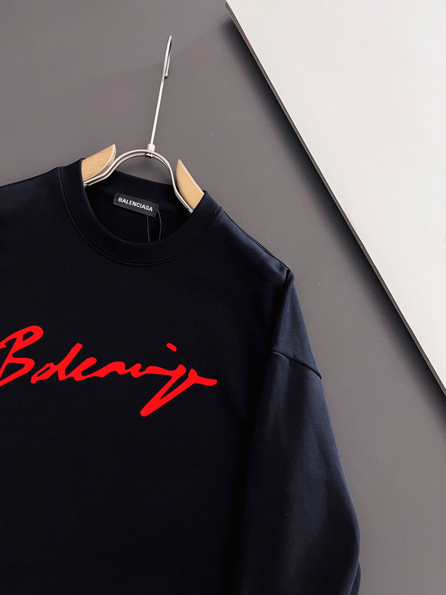 BALENCIAGA 秋冬新作 街風デザインの男女兼用スウェット