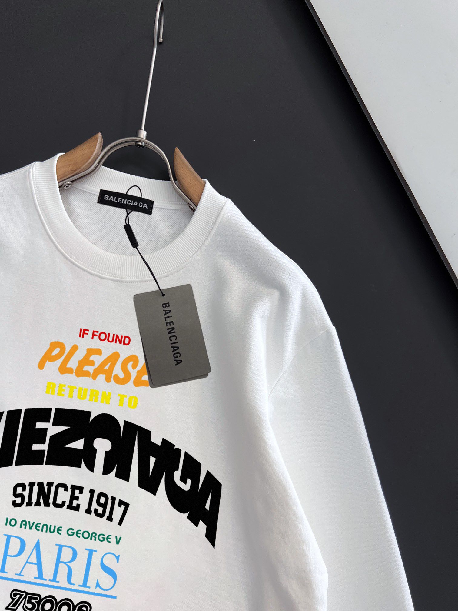 BALENCIAGA 秋冬新作 街着に最適なクラスティック衛衣