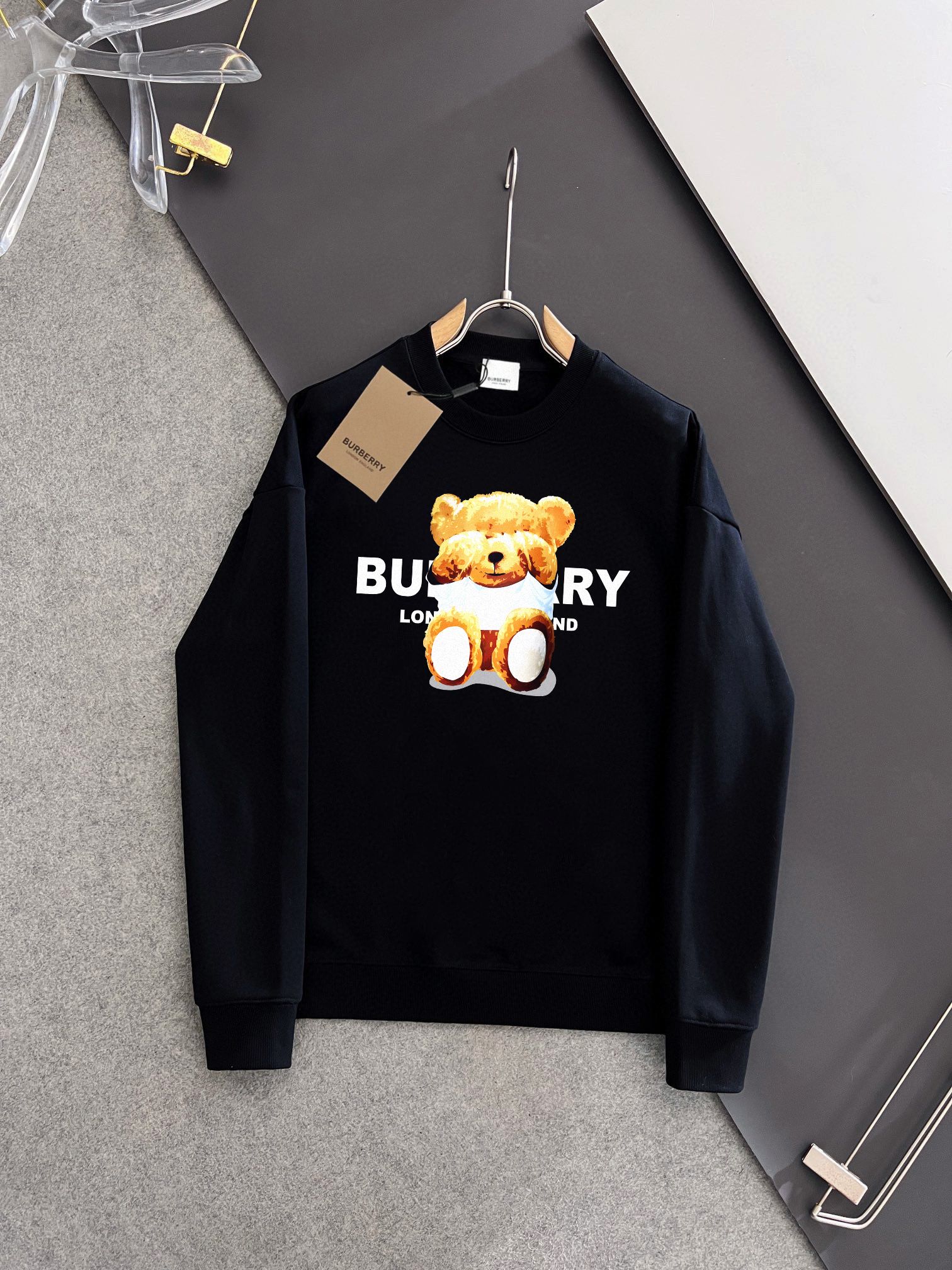 💰P180💥 BURBERRY 巴宝莉 秋冬新款卫衣，潮流不过时经典款，进口数码印花图案，定制卫衣毛圈420克面料，厚实挺阔有有形，细节无可挑剔，上身版型超赞！时下流行微阔男女同款版型。
颜色：黑色 米白
码数：XS-L