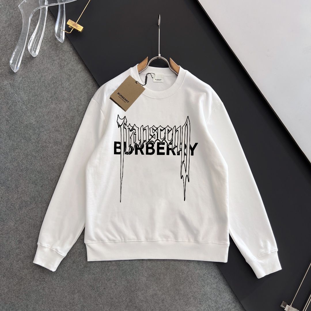 💰P180💥 BURBERRY 巴宝莉 秋冬新款卫衣，潮流不过时经典款，进口数码印花图案，定制卫衣毛圈420克面料，厚实挺阔有有形，细节无可挑剔，上身版型超赞！时下流行微阔男女同款版型。
颜色：黑色 米白
码数：XS-L