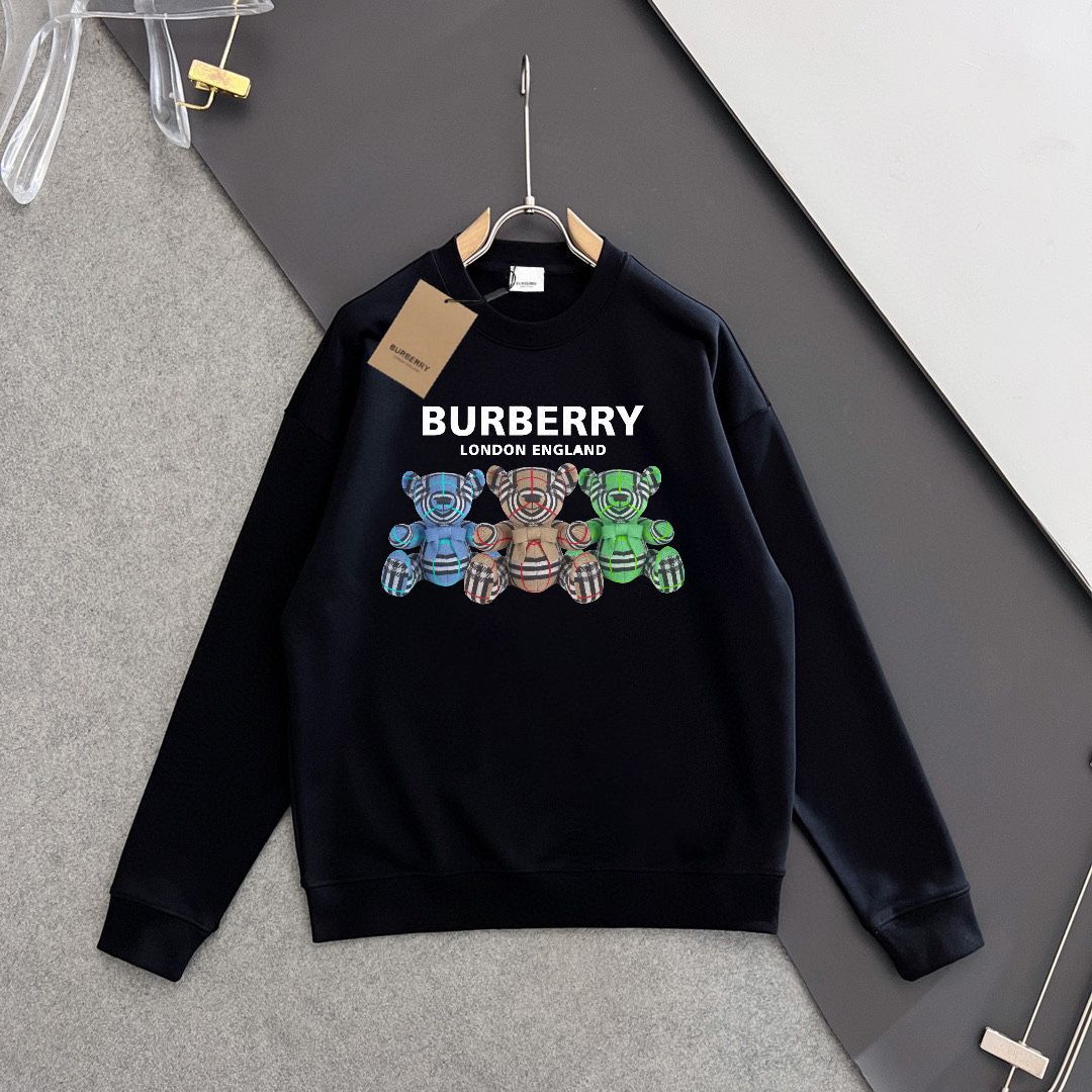 💰P180💥 BURBERRY 巴宝莉 秋冬新款卫衣，潮流不过时经典款，进口数码印花图案，定制卫衣毛圈420克面料，厚实挺阔有有形，细节无可挑剔，上身版型超赞！时下流行微阔男女同款版型。
颜色：黑色 米白
码数：XS-L