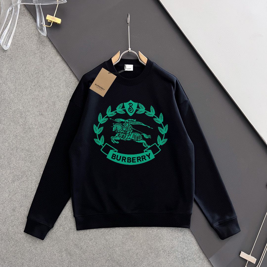 💰P180💥 BURBERRY 巴宝莉 秋冬新款卫衣，潮流不过时经典款，进口数码印花图案，定制卫衣毛圈420克面料，厚实挺阔有有形，细节无可挑剔，上身版型超赞！时下流行微阔男女同款版型。
颜色：黑色 米白
码数：XS-L