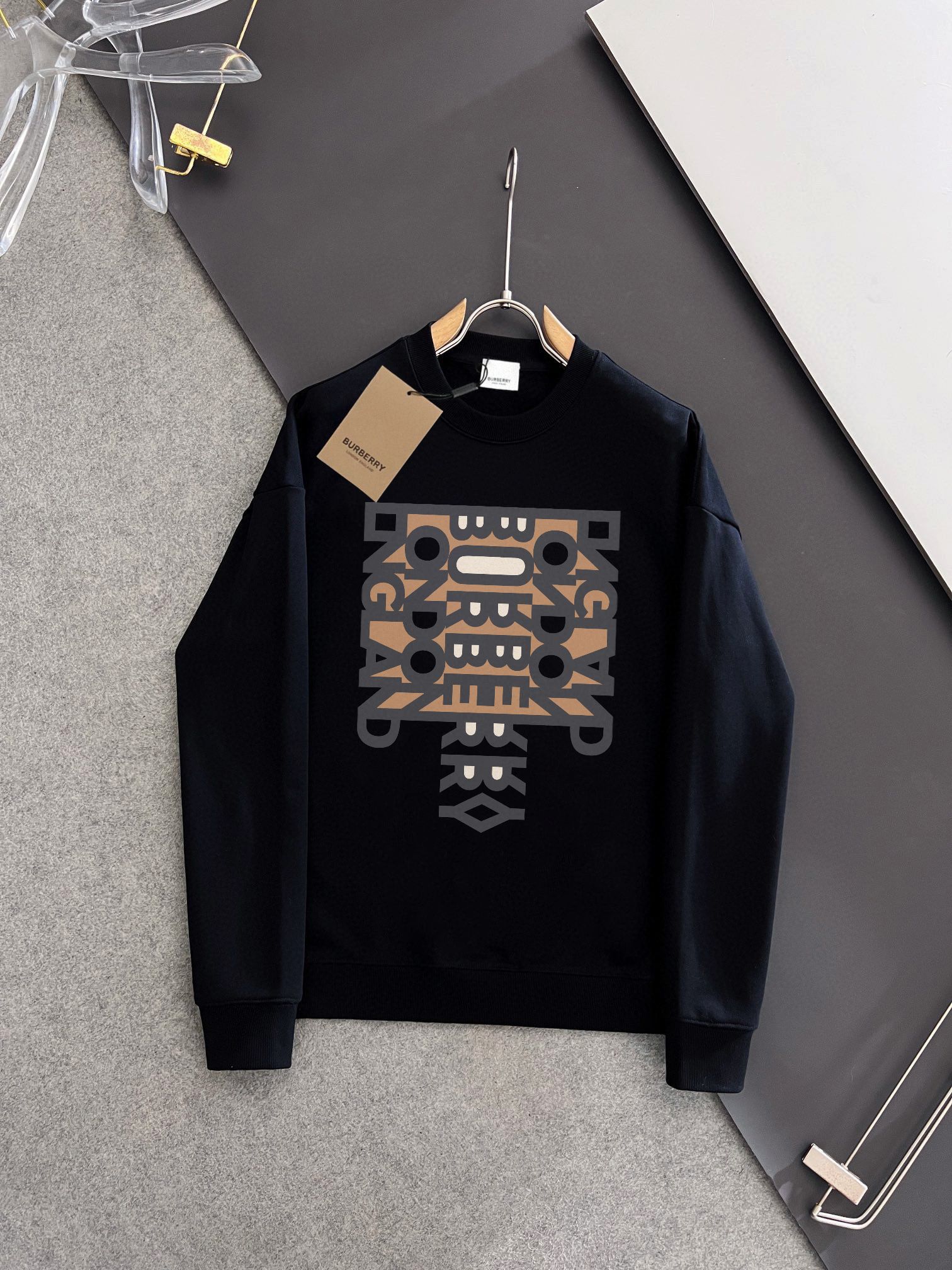 💰P180💥 BURBERRY 巴宝莉 秋冬新款卫衣,潮流不过时经典款,进口数码印花图案,定制卫衣毛圈420克面料,厚实挺阔有有形,细节无可挑剔,上身版型超赞!时下流行微阔男女同款版型。
颜色:黑色 米白
码数:XS-L