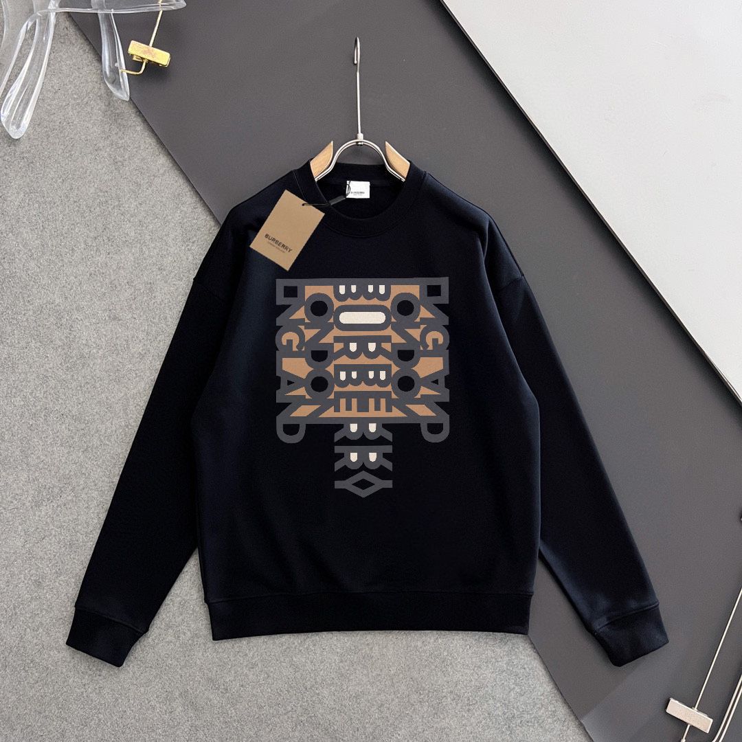 💰P180💥 BURBERRY 巴宝莉 秋冬新款卫衣，潮流不过时经典款，进口数码印花图案，定制卫衣毛圈420克面料，厚实挺阔有有形，细节无可挑剔，上身版型超赞！时下流行微阔男女同款版型。
颜色：黑色 米白
码数：XS-L