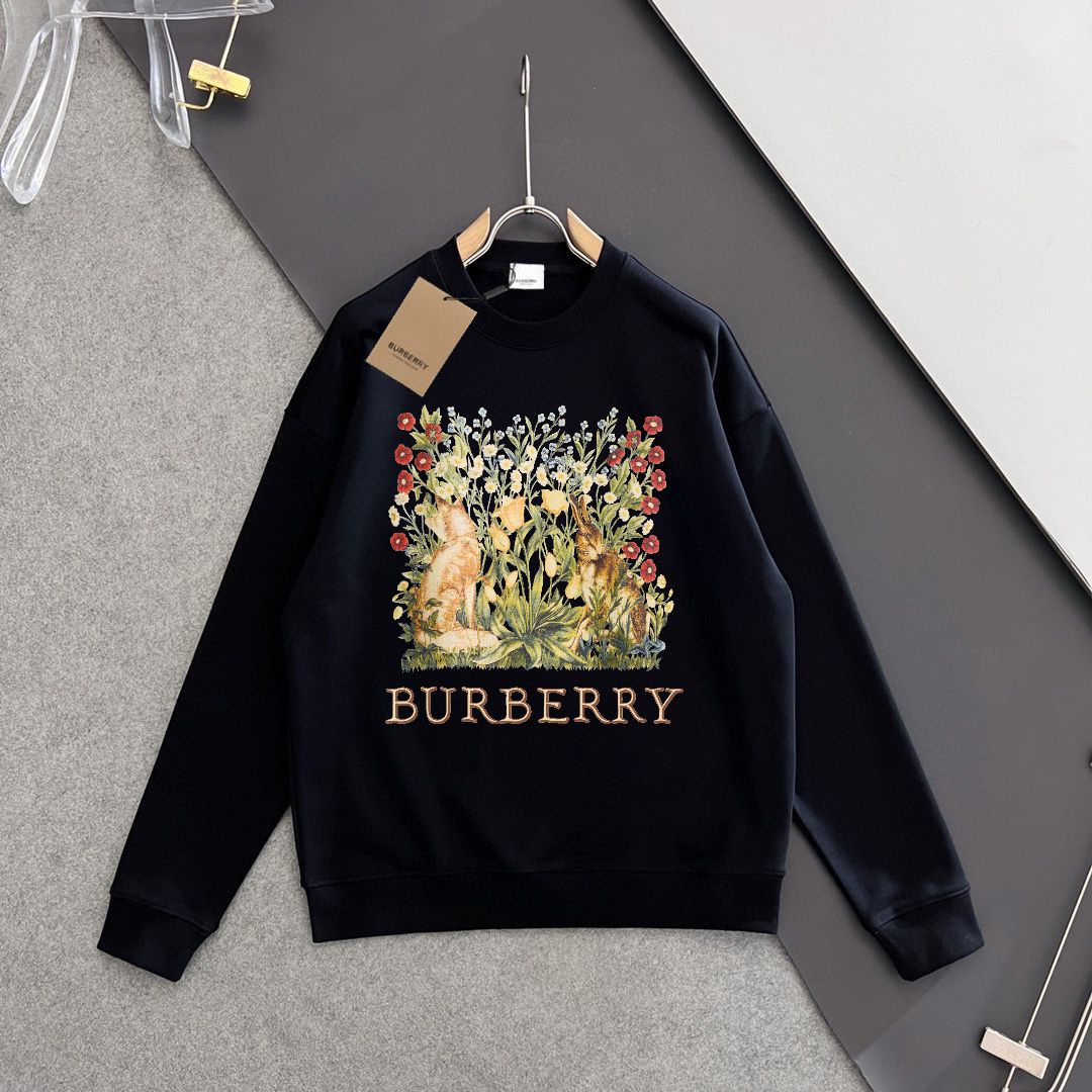 💰P180💥 BURBERRY 巴宝莉 秋冬新款卫衣,潮流不过时经典款,进口数码印花图案,定制卫衣毛圈420克面料,厚实挺阔有有形,细节无可挑剔,上身版型超赞!时下流行微阔男女同款版型。
颜色:黑色 米白
码数:XS-L