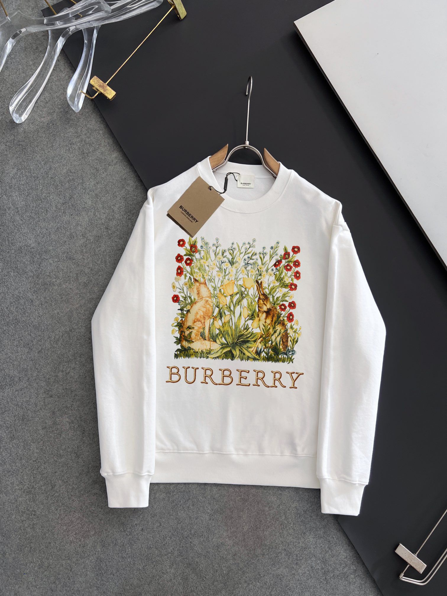 💰P180💥 BURBERRY 巴宝莉 秋冬新款卫衣,潮流不过时经典款,进口数码印花图案,定制卫衣毛圈420克面料,厚实挺阔有有形,细节无可挑剔,上身版型超赞!时下流行微阔男女同款版型。
颜色:黑色 米白
码数:XS-L