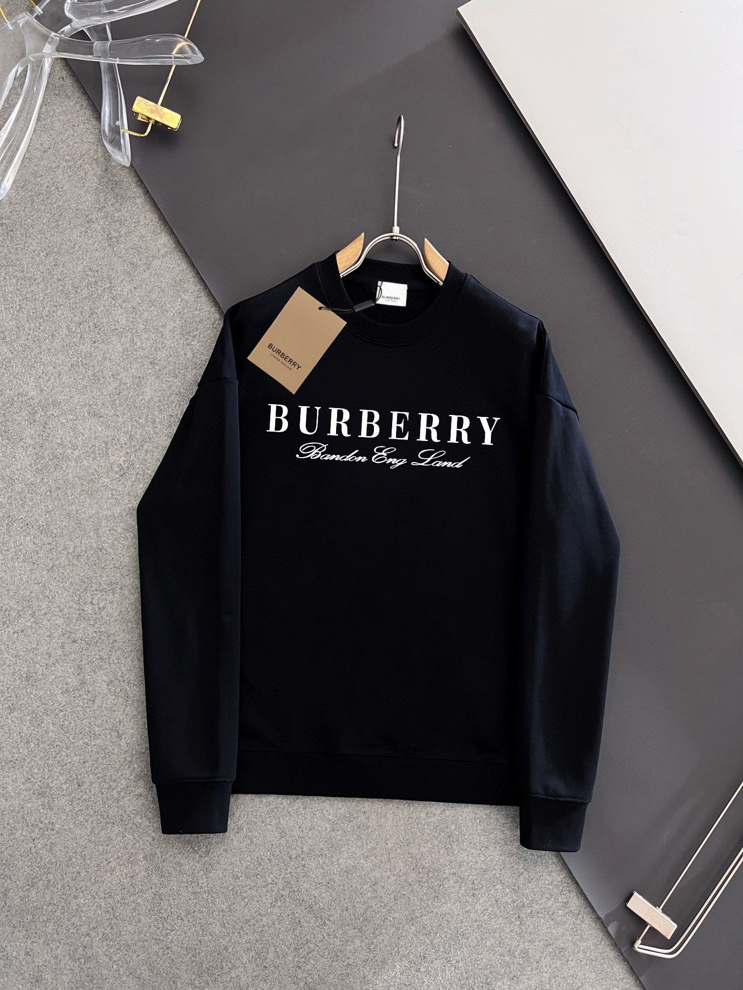 💰P180💥 BURBERRY 巴宝莉 秋冬新款卫衣,潮流不过时经典款,进口数码印花图案,定制卫衣毛圈420克面料,厚实挺阔有有形,细节无可挑剔,上身版型超赞!时下流行微阔男女同款版型。
颜色:黑色 米白
码数:XS-L