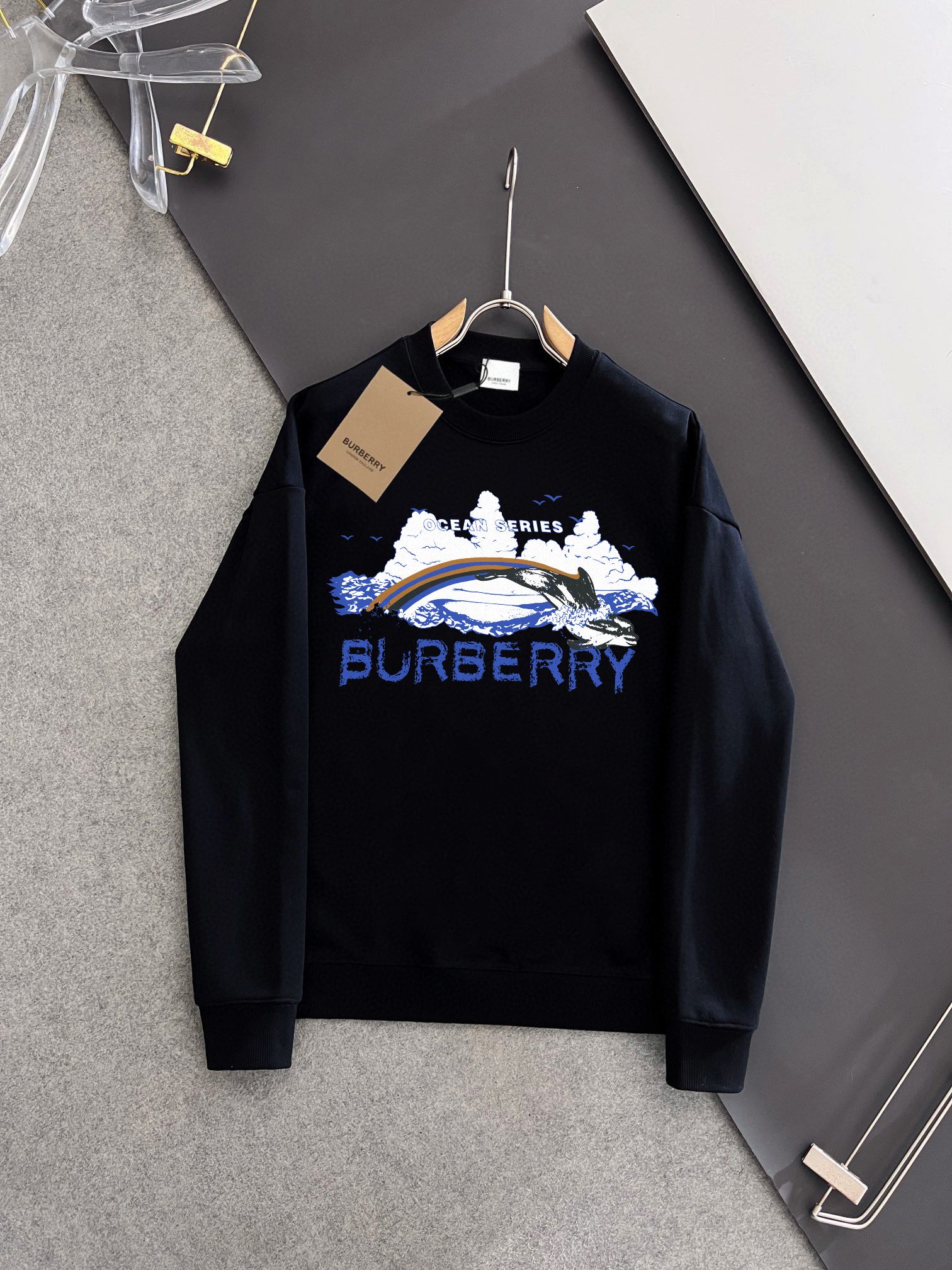 💰P180💥 BURBERRY 巴宝莉 秋冬新款卫衣,潮流不过时经典款,进口数码印花图案,定制卫衣毛圈420克面料,厚实挺阔有有形,细节无可挑剔,上身版型超赞!时下流行微阔男女同款版型。
颜色:黑色 米白
码数:XS-L