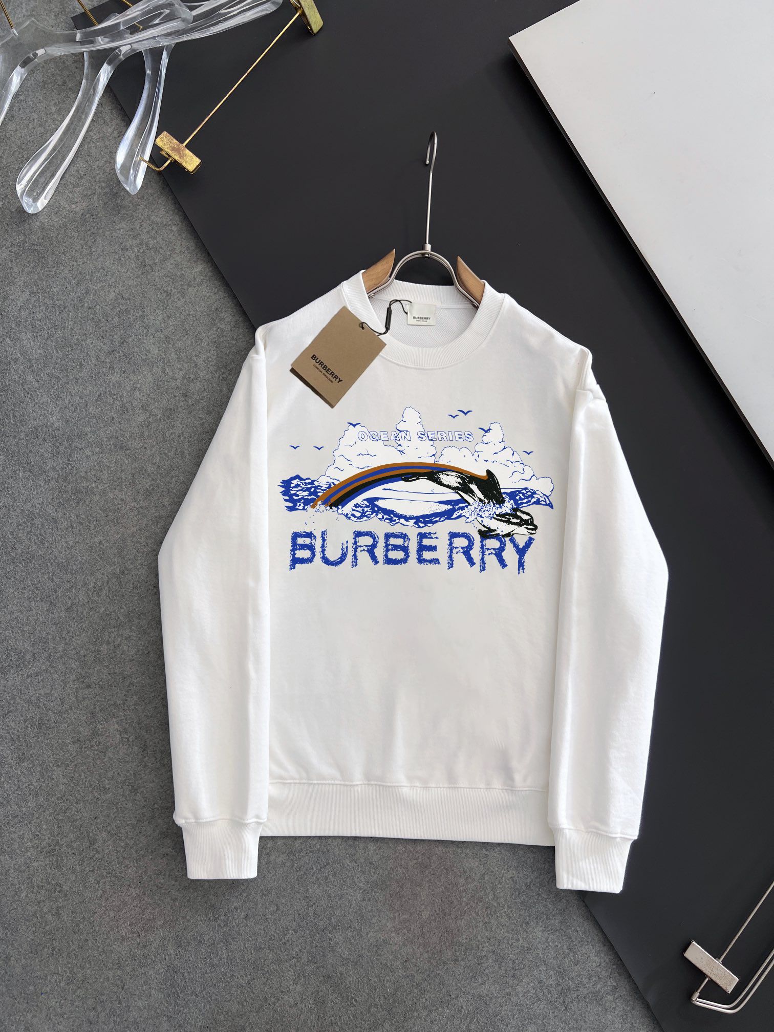 💰P180💥 BURBERRY 巴宝莉 秋冬新款卫衣,潮流不过时经典款,进口数码印花图案,定制卫衣毛圈420克面料,厚实挺阔有有形,细节无可挑剔,上身版型超赞!时下流行微阔男女同款版型。
颜色:黑色 米白
码数:XS-L