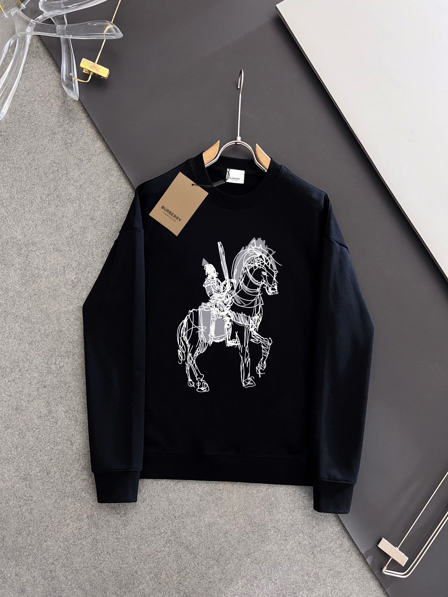 💰P180💥 BURBERRY 巴宝莉 秋冬新款卫衣,潮流不过时经典款,进口数码印花图案,定制卫衣毛圈420克面料,厚实挺阔有有形,细节无可挑剔,上身版型超赞!时下流行微阔男女同款版型。
颜色:黑色 米白
码数:XS-L