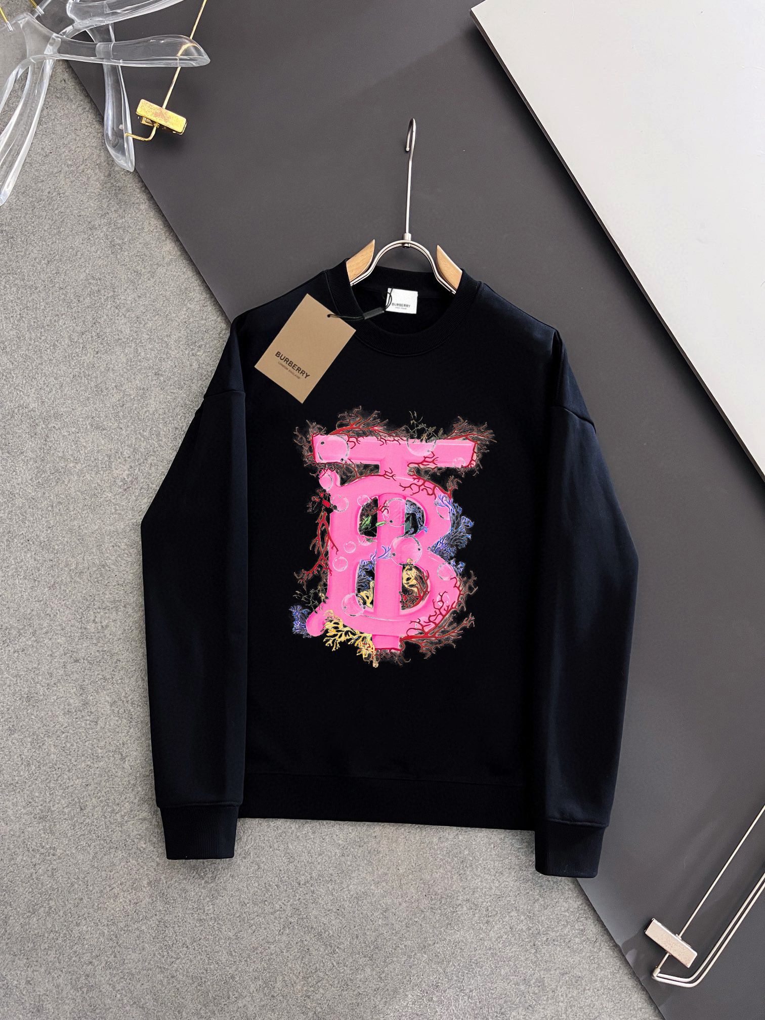 💰P180💥 BURBERRY 巴宝莉 秋冬新款卫衣,潮流不过时经典款,进口数码印花图案,定制卫衣毛圈420克面料,厚实挺阔有有形,细节无可挑剔,上身版型超赞!时下流行微阔男女同款版型。
颜色:黑色 米白
码数:XS-L