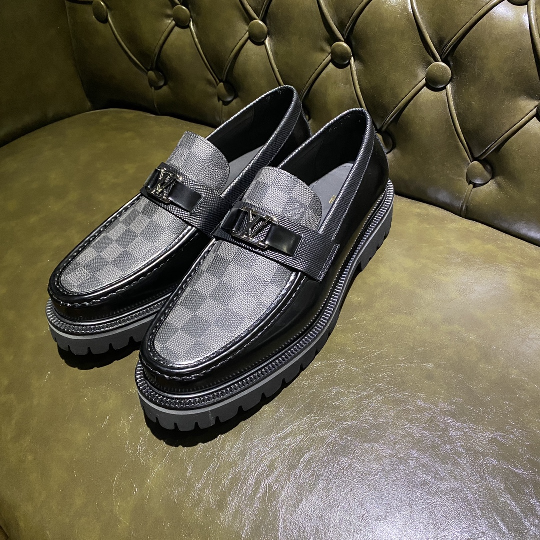 NO:956280,[Gray bottom/black open edge beads with special PU checkered pattern] L. v Loafers, high-end men's formal casual leather shoes, imported open edge beaded cowhide upper, cowhide lining. The outsole is made of a combination of wear-resistant velvet and foam materials, and the Jacques welt forms the outsole. It is highly elastic, wear-resistant and non-slip, exquisite in craftsmanship, high-end and high-end. Gentleman's enjoyment, a must-have for sportsmen. Size39-46 (custom-made), loafers, cowhide19860909【灰底/黑色开边珠拼专用PU方格纹】 L. v 乐福鞋,高端男士正装休闲皮鞋,进口开边珠牛皮鞋面,牛皮内里.大底采用耐磨绒和发泡材料组合,雅克斯沿条组成大底,高弹耐磨防滑,工艺精湛,高端上档次.绅士臻享,型男必备. Size39-46（此款定做）,,loafers,cowhide,Men's shoes