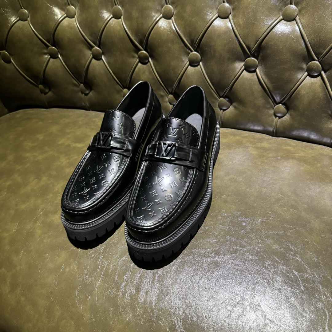 NO:956273,[Gray bottom/black open edge bead embossed] L. v loafers, high-end men's formal casual leather shoes, imported open edge beaded cowhide upper, cowhide lining. The outsole is made of gray wear-resistant velvet and foam materials, and the Jacques welt forms the outsole. It is highly elastic, wear-resistant and non-slip, exquisite in craftsmanship, and high-end. A gentleman's enjoyment, a must-have for sportsmen. Size39-46 (custom-made), loafers, cowhide19860909【灰底/黑色开边珠压花】 L. v 乐福鞋,高端男士正装休闲皮鞋,进口开边珠牛皮鞋面,牛皮内里.大底采用灰色耐磨绒和发泡材料组合,雅克斯沿条组成大底,高弹耐磨防滑,工艺精湛,高端上档次.绅士臻享,型男必备. Size39-46（此款定做）,,loafers,cowhide,Men's shoes