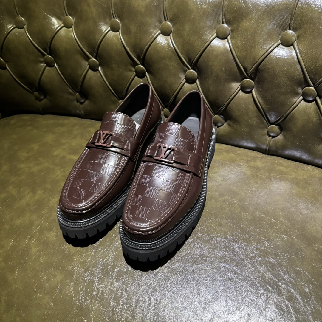 NO:956288,[Gray bottom/coffee red open edge beaded checkered pattern] L. v loafers, high-end men's formal casual leather shoes, imported open edge beaded cowhide upper, cowhide lining. The outsole is made of gray wear-resistant velvet and foam materials, and the Jacques welt forms the outsole. It is highly elastic, wear-resistant and non-slip, exquisite in craftsmanship, high-end and high-end. Gentleman's enjoyment, a must-have for sportsmen. Size39-46 (customized), loafers, cowhide19860909【灰底/咖啡红开边珠方格压纹】 L. v 乐福鞋,高端男士正装休闲皮鞋,进口开边珠牛皮鞋面,牛皮内里.大底采用灰色耐磨绒和发泡材料组合,雅克斯沿条组成大底,高弹耐磨防滑,工艺精湛,高端上档次.绅士臻享,型男必备. Size39-46（此款定做）,,loafers,cowhide,Men's shoes