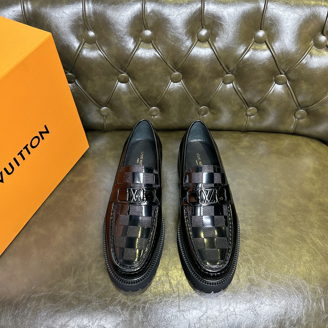 NO:956266,[Black open edge bead checkered embossing] L. v loafers, high-end men's formal casual leather shoes, imported open edge beaded cowhide upper, cowhide lining. The outsole is made of a combination of wear-resistant velvet and foam materials, and the Jacques welt forms the outsole. It is highly elastic, wear-resistant and non-slip, exquisite in craftsmanship, and high-end. A must-have for gentlemen, a must-have for sportsmen. Size39-46 (custom-made), loafers, cowhide19860909【黑色开边珠方格压纹】 L. v 乐福鞋,高端男士正装休闲皮鞋,进口开边珠牛皮鞋面,牛皮内里.大底采用耐磨绒和发泡材料组合,雅克斯沿条组成大底,高弹耐磨防滑,工艺精湛,高端上档次.绅士臻享,型男必备. Size39-46（此款定做）,,loafers,cowhide,Men's shoes
