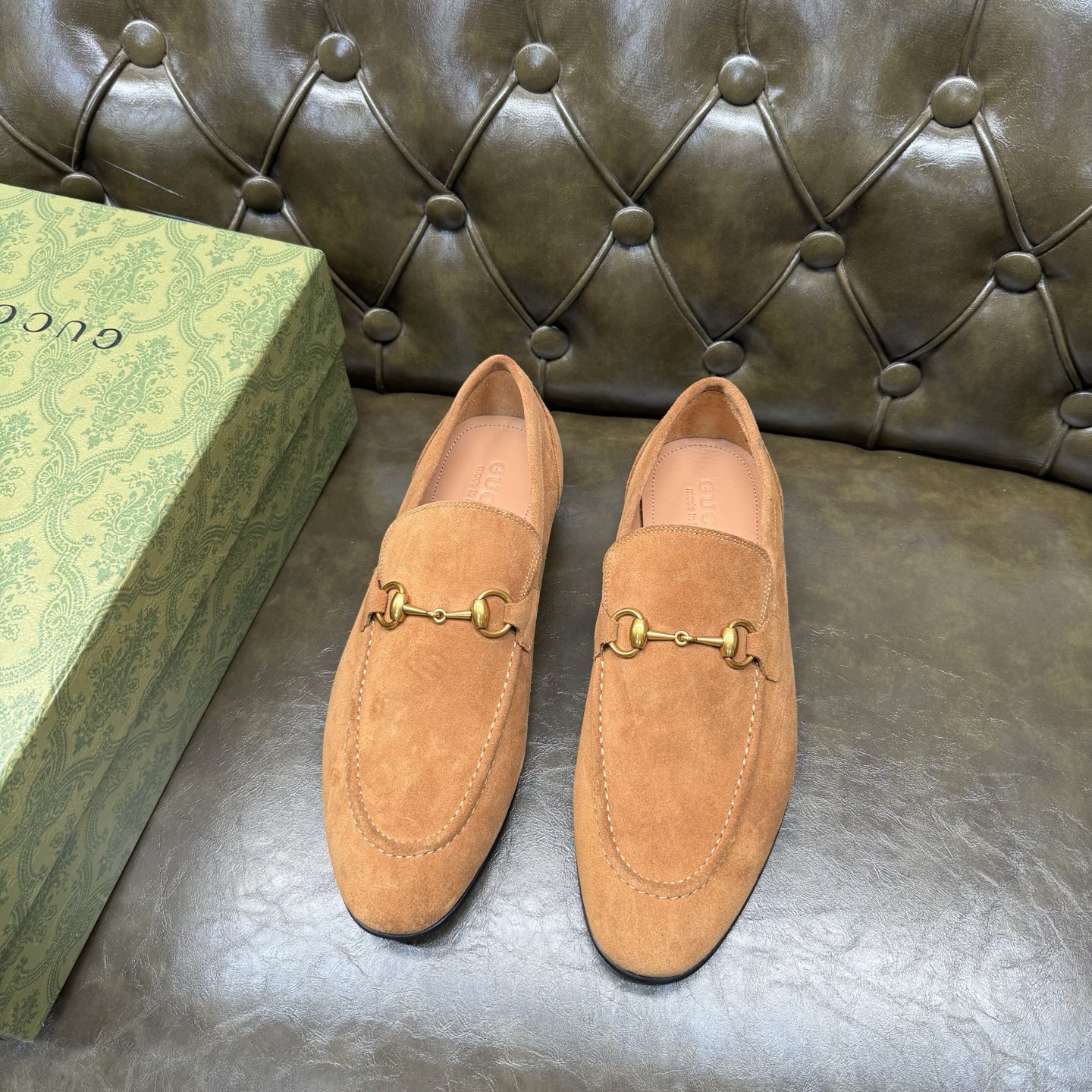 NO:704645,[Light brown cow velvet] Original quality, GUCCI classic, fashionable retro simple style leather shoes, the upper is made of imported cow velvet, fine and silky, double G metal decoration, the inner insole is full cow leather, original Italian leather outsole, Goodyear craftsmanship, British style, the materials used are complex and exquisite in workmanship, real materials.  Size 39/40/41/42/43/44 (customized at 38.45.46),,gucci,gucci,cowhide,Leather soles19860909【浅棕色牛绒】原单品质,GUCCI古驰经典款,时尚复古简约风格皮鞋,鞋面采用进口牛绒,细腻丝滑,双G金属装饰,内里鞋垫全牛皮,原版意大利真皮大底,固特异工艺,英伦风格,用料做工复杂讲究,真材实料. 尺码39/40/41/42/43/44（38.45.46订做）,,gucci,gucci,cowhide,Leather soles,Men's shoes