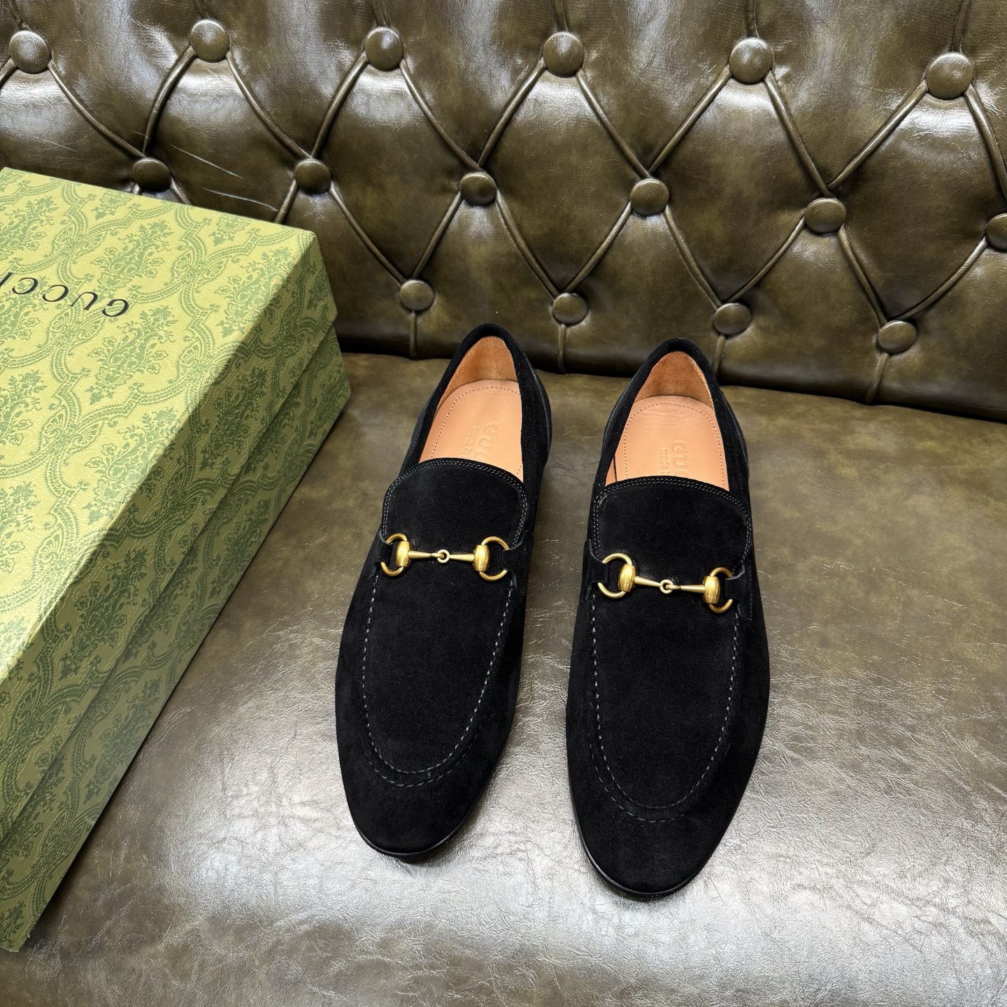 NO:704644,[Black cow velvet] Original quality, GUCCI classic, fashionable retro simple style leather shoes, the upper is made of imported cow velvet, fine and silky, double G metal decoration, the inner insole is full cow leather, original Italian leather outsole, Goodyear craftsmanship, British style, the materials used are complex and exquisite in workmanship, real materials.  Size 39/40/41/42/43/44 (customized at 38.45.46),,gucci,gucci,cowhide,Leather soles19860909【黑色牛绒】 原单品质,GUCCI古驰经典款,时尚复古简约风格皮鞋,鞋面采用进口牛绒,细腻丝滑,双G金属装饰,内里鞋垫全牛皮,原版意大利真皮大底,固特异工艺,英伦风格,用料做工复杂讲究,真材实料. 尺码39/40/41/42/43/44（38.45.46订做）,,gucci,gucci,cowhide,Leather soles,Men's shoes