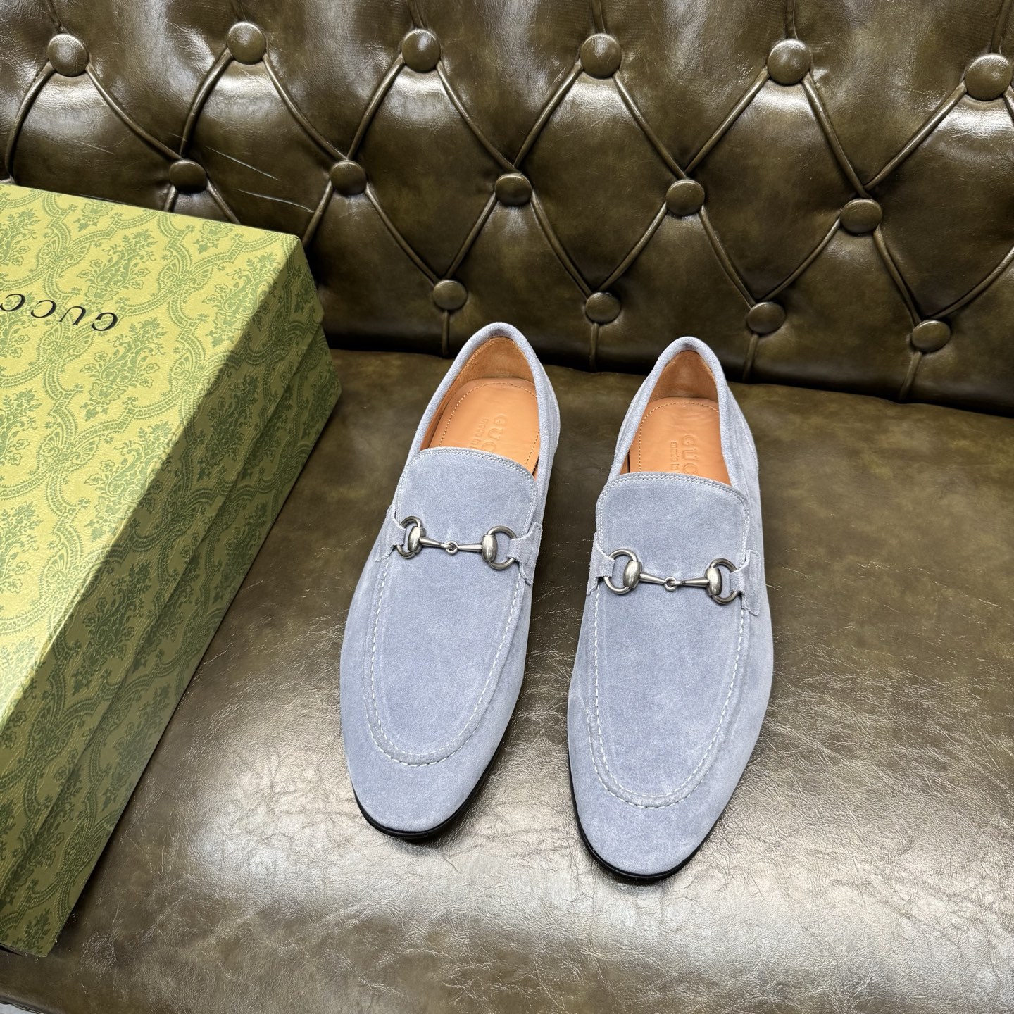 NO:704638,[Gray Cow Velvet] Original quality, GUCCI classic, fashionable retro simple style leather shoes, the upper is made of imported cow velvet, fine and silky, double G metal decoration, the inner insole is full cowhide, original Italian leather outsole, Goodyear craftsmanship, British style, the materials used are complex and exquisite in workmanship, real materials.  Size 39/40/41/42/43/44 (customized at 38.45.46),,gucci,gucci,cowhide,Leather soles19860909【灰牛绒】原单品质,GUCCI古驰经典款,时尚复古简约风格皮鞋,鞋面采用进口牛绒,细腻丝滑,双G金属装饰,内里鞋垫全牛皮,原版意大利真皮大底,固特异工艺,英伦风格,用料做工复杂讲究,真材实料. 尺码39/40/41/42/43/44（38.45.46订做）,,gucci,gucci,cowhide,Leather soles,Men's shoes