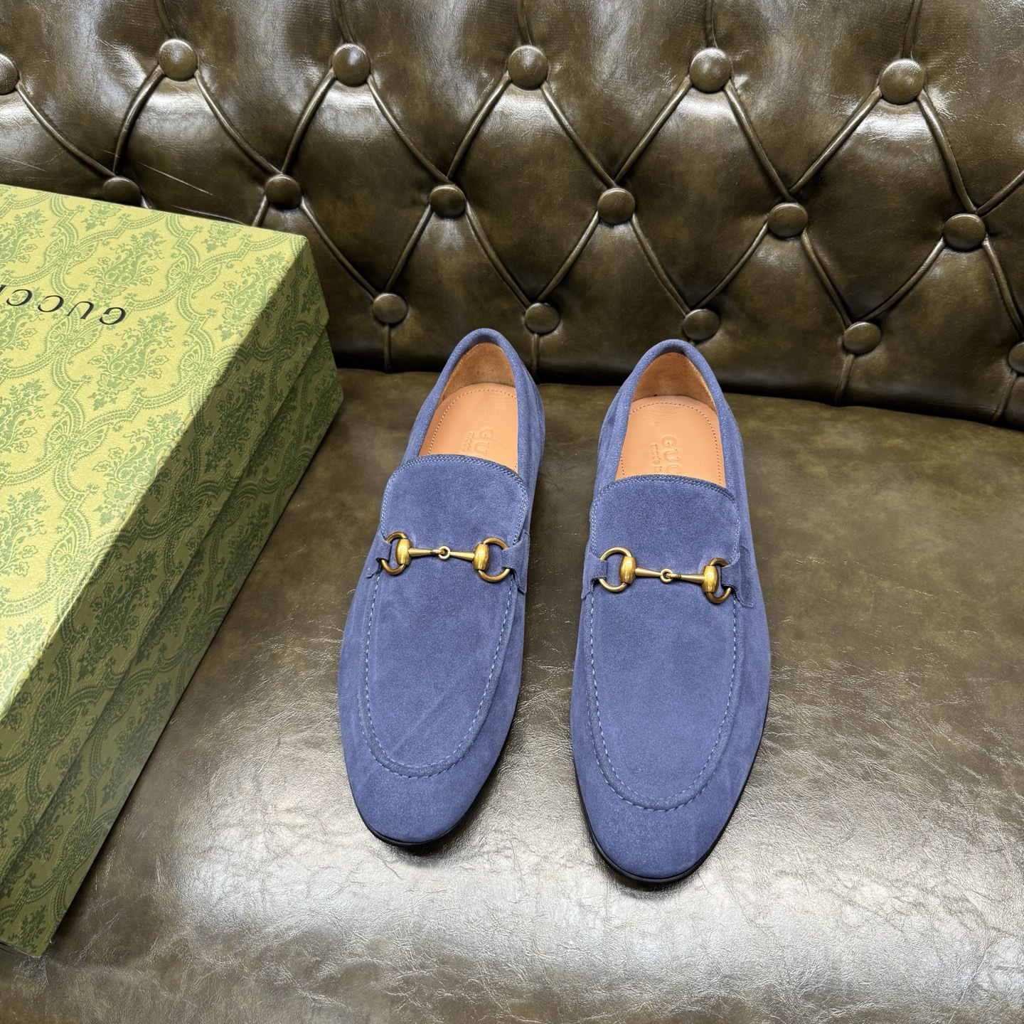 NO:704636,[Light blue cow velvet] Original quality, GUCCI classic, fashionable retro simple style leather shoes, the upper is made of imported cow velvet, fine and silky, double G metal decoration, the inner insole is full cow leather, original Italian leather outsole, Goodyear craftsmanship, British style, the materials used are complex and exquisite in workmanship, real materials.  Size 39/40/41/42/43/44 (customized at 38.45.46),,gucci,gucci,cowhide,Leather soles19860909【浅蓝牛绒】原单品质,GUCCI古驰经典款,时尚复古简约风格皮鞋,鞋面采用进口牛绒,细腻丝滑,双G金属装饰,内里鞋垫全牛皮,原版意大利真皮大底,固特异工艺,英伦风格,用料做工复杂讲究,真材实料. 尺码39/40/41/42/43/44（38.45.46订做）,,gucci,gucci,cowhide,Leather soles,Men's shoes