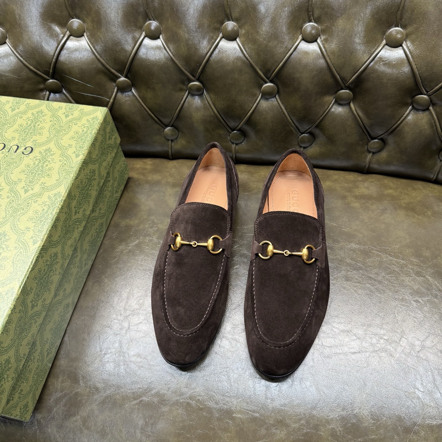 NO:704639,[Coffee-colored cow velvet] Original quality, GUCCI classic model, fashionable retro simple style leather shoes, the upper is made of imported cow velvet, fine and silky, double G metal decoration, the inner insole is full cow leather, original Italian leather outsole, Goodyear craftsmanship, British style, the materials used are complex and exquisite in workmanship, real materials.  Size 39/40/41/42/43/44 (customized at 38.45.46),,gucci,gucci,cowhide,Leather soles19860909【咖色牛绒】原单品质,GUCCI古驰经典款,时尚复古简约风格皮鞋,鞋面采用进口牛绒,细腻丝滑,双G金属装饰,内里鞋垫全牛皮,原版意大利真皮大底,固特异工艺,英伦风格,用料做工复杂讲究,真材实料. 尺码39/40/41/42/43/44（38.45.46订做）,,gucci,gucci,cowhide,Leather soles,Men's shoes