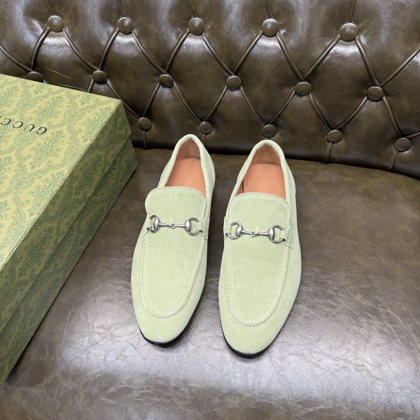 NO:704642,[Grass Green Cow Velvet] Original quality, GUCCI classic, fashionable retro simple style leather shoes, the upper is made of imported cow velvet, fine and silky, double G metal decoration, the inner insole is full cowhide, original Italian leather outsole, Goodyear craftsmanship, British style, the materials used are complex and exquisite in workmanship, real materials.  Size 39/40/41/42/43/44 (customized at 38.45.46),,gucci,gucci,cowhide,Leather soles19860909【草绿牛绒】原单品质,GUCCI古驰经典款,时尚复古简约风格皮鞋,鞋面采用进口牛绒,细腻丝滑,双G金属装饰,内里鞋垫全牛皮,原版意大利真皮大底,固特异工艺,英伦风格,用料做工复杂讲究,真材实料. 尺码39/40/41/42/43/44（38.45.46订做）,,gucci,gucci,cowhide,Leather soles,Men's shoes