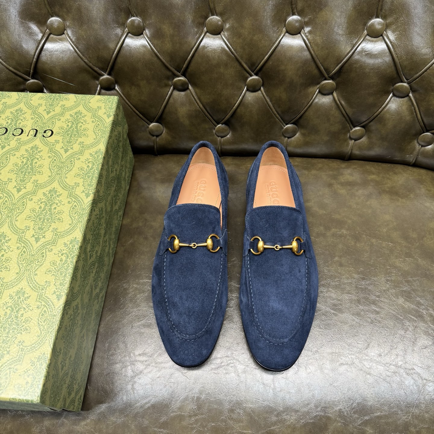 NO:704654,[Dark blue cow velvet] Original quality, GUCCI classic, fashionable retro simple style leather shoes, the upper is made of imported cow velvet, fine and silky, double G metal decoration, the inner insole is full cow leather, original Italian leather outsole, Goodyear craftsmanship, British style, the materials used are complex and exquisite in workmanship, real materials.  Size 39/40/41/42/43/44 (customized at 38.45.46),,gucci,gucci,cowhide,Leather soles19860909【深蓝牛绒】原单品质,GUCCI古驰经典款,时尚复古简约风格皮鞋,鞋面采用进口牛绒,细腻丝滑,双G金属装饰,内里鞋垫全牛皮,原版意大利真皮大底,固特异工艺,英伦风格,用料做工复杂讲究,真材实料. 尺码39/40/41/42/43/44（38.45.46订做）,,gucci,gucci,cowhide,Leather soles,Men's shoes