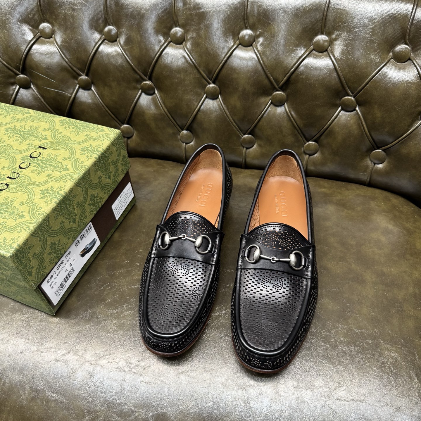 NO:704651,[Calf black] Original quality, GUCCI classic, fashionable retro simple style leather shoes, the upper is made of imported calf + punched and carved double G, breathable, delicate and silky, brand-specific metal decoration, the inner insole is full cowhide, original Italian leather outsole, Goodyear craftsmanship, British style, the materials used are complex and exquisite, real materials.  Size 39/40/41/42/43/44 (customized at 38.45.46.47),,gucci,gucci,cowhide,Leather soles19860909【小牛黑色】原单品质,GUCCI古驰经典款,时尚复古简约风格皮鞋,鞋面采用进口小牛+冲孔雕花双G,透气细腻丝滑,品牌专用金属装饰,内里鞋垫全牛皮,原版意大利真皮大底,固特异工艺,英伦风格,用料做工复杂讲究,真材实料. 尺码39/40/41/42/43/44（38.45.46.47订做）,,gucci,gucci,cowhide,Leather soles,Men's shoes