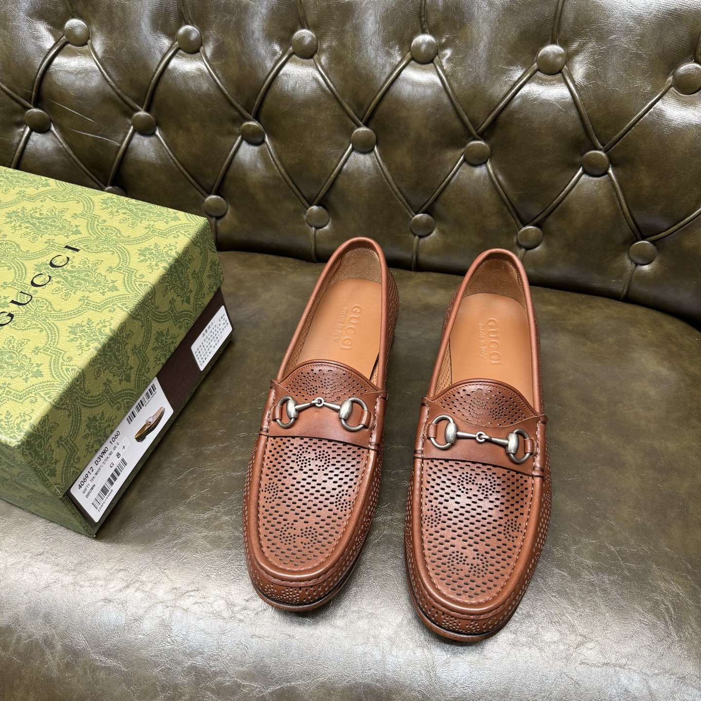 NO:704653,[Calf brown] Original quality, GUCCI classic, fashionable retro simple style leather shoes, the upper is made of imported calf + punched and carved double G, breathable, delicate and silky, brand-specific metal decoration, the inner insole is full cowhide, original Italian leather outsole, Goodyear craftsmanship, British style, the materials used are complex and exquisite, real materials.  Size 39/40/41/42/43/44 (customized at 38.45.46.47),,gucci,gucci,cowhide,Leather soles19860909【小牛棕色】原单品质,GUCCI古驰经典款,时尚复古简约风格皮鞋,鞋面采用进口小牛+冲孔雕花双G,透气细腻丝滑,品牌专用金属装饰,内里鞋垫全牛皮,原版意大利真皮大底,固特异工艺,英伦风格,用料做工复杂讲究,真材实料. 尺码39/40/41/42/43/44（38.45.46.47订做）,,gucci,gucci,cowhide,Leather soles,Men's shoes