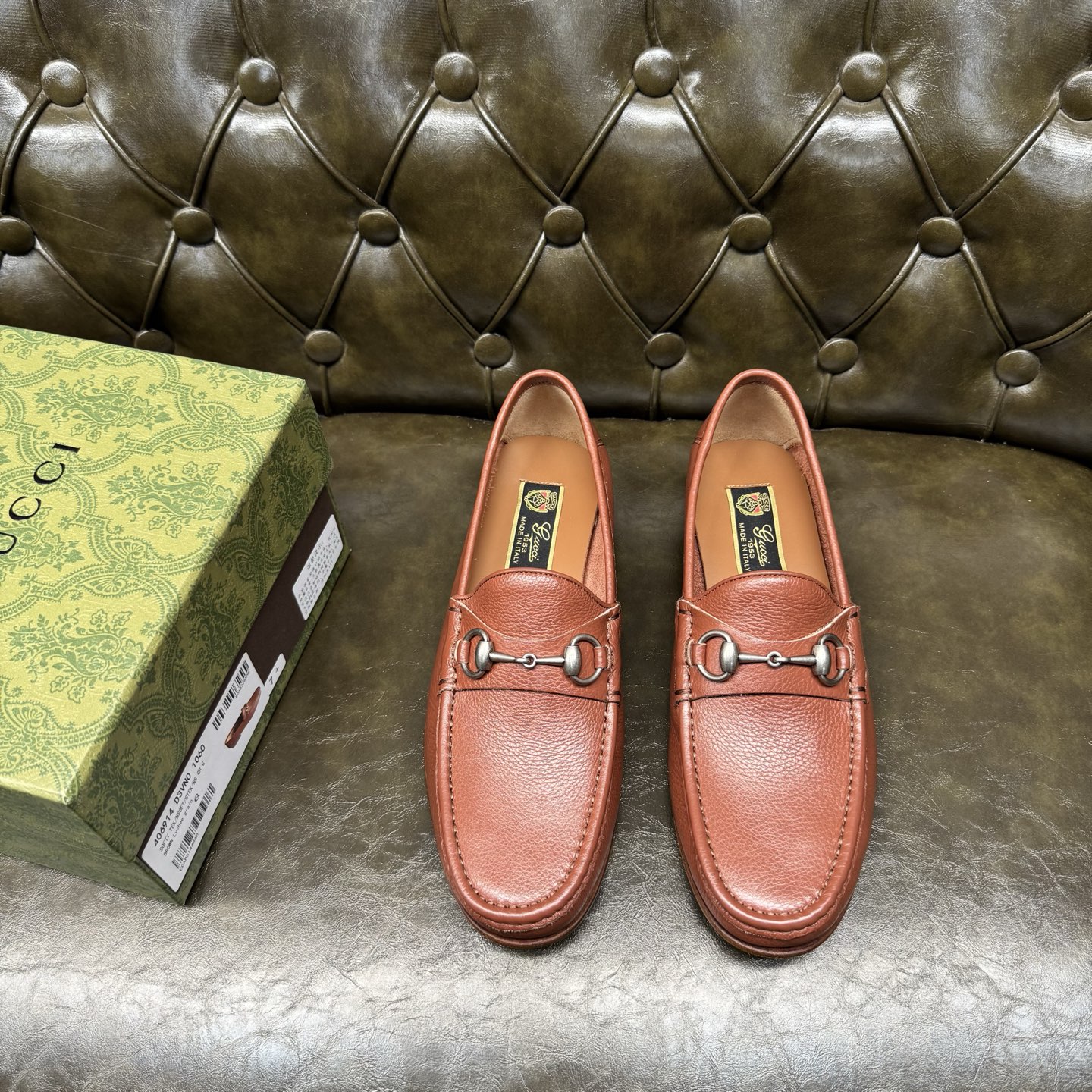 NO:704640,[Light brown calf pebble pattern/heel] Original quality, GUCCI classic, fashionable retro simple style leather shoes, the upper is made of imported cowhide, fine and silky, double G metal decoration, official no lining + cowhide insole, original Italian leather outsole, Goodyear craftsmanship, British style, the materials used are complex and exquisite in workmanship, real materials.  Size 39/40/41/42/43/44 (customized at 38.45.46.47),,gucci,gucci,cowhide,Leather soles19860909【浅棕小牛荔纹/踩跟】原单品质,GUCCI古驰经典款,时尚复古简约风格皮鞋,鞋面采用进口牛皮,细腻丝滑,双G金属装饰,官方无内里+鞋垫牛皮,原版意大利真皮大底,固特异工艺,英伦风格,用料做工复杂讲究,真材实料. 尺码39/40/41/42/43/44（38.45.46.47订做）,,gucci,gucci,cowhide,Leather soles,Men's shoes