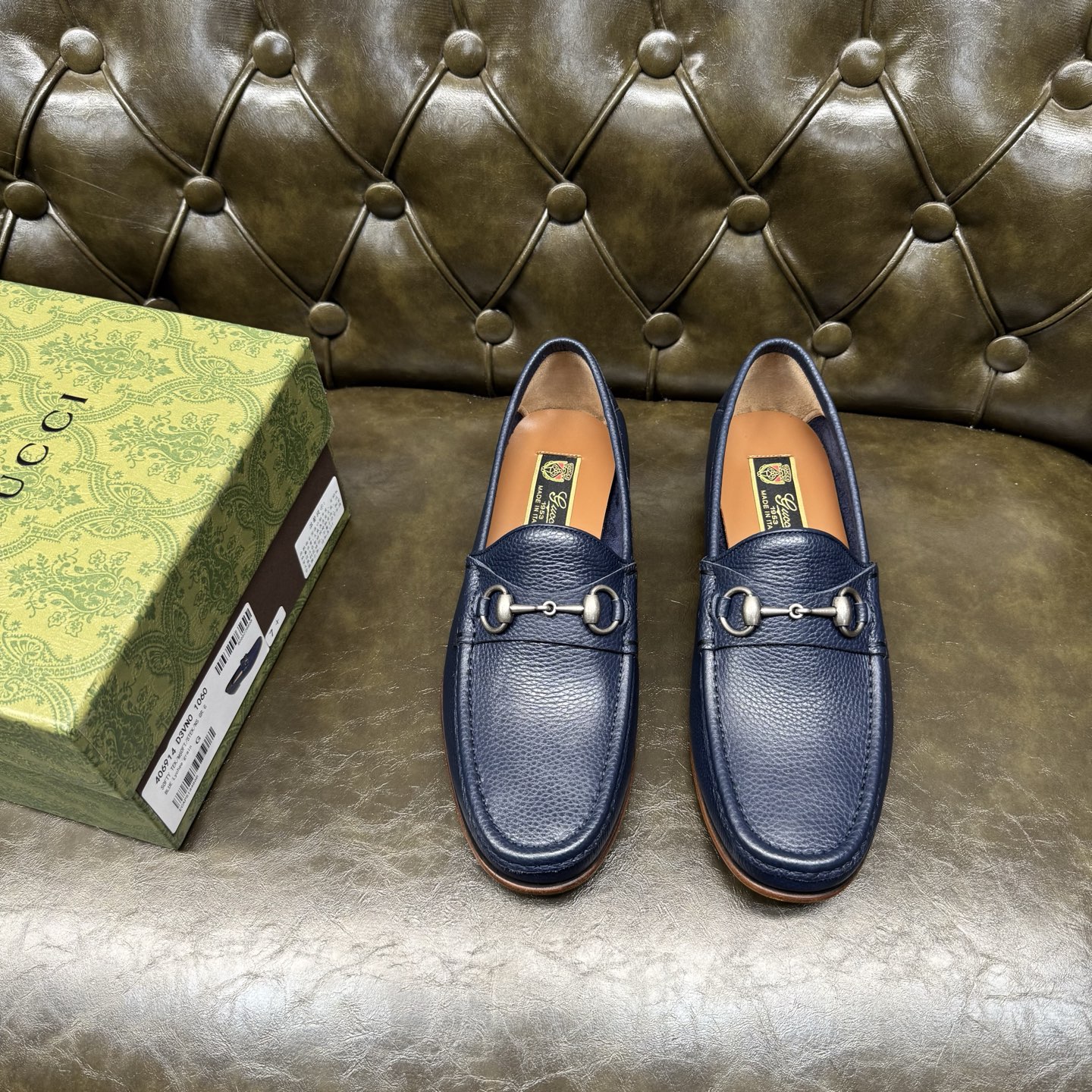 NO:704637,[Blue Calf Pattern/Heel] Original quality, GUCCI classic, fashionable retro simple style leather shoes, uppers made of imported cowhide, fine and silky, double G metal decoration, official no lining + cowhide insole, original Italian leather outsole, Goodyear craftsmanship, British style, sophisticated materials and real materials.  Size 39/40/41/42/43/44 (customized at 38.45.46.47),,gucci,gucci,cowhide,Leather soles19860909【蓝色小牛荔纹/踩跟】原单品质,GUCCI古驰经典款,时尚复古简约风格皮鞋,鞋面采用进口牛皮,细腻丝滑,双G金属装饰,官方无内里+鞋垫牛皮,原版意大利真皮大底,固特异工艺,英伦风格,用料做工复杂讲究,真材实料. 尺码39/40/41/42/43/44（38.45.46.47订做）,,gucci,gucci,cowhide,Leather soles,Men's shoes