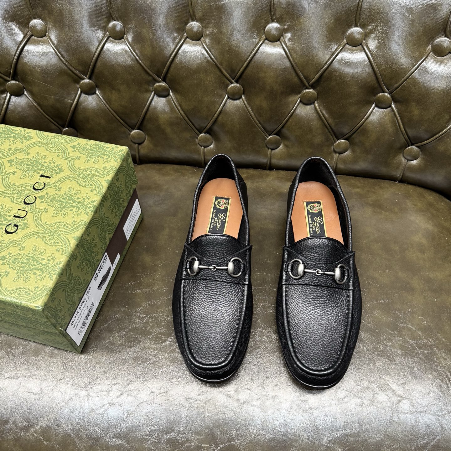 NO:704643,[Black calf pebbles/heel] Original quality, GUCCI classic, fashionable retro simple style leather shoes, the upper is made of imported cowhide, fine and silky, double G metal decoration, official no lining + cowhide insole, original Italian leather outsole, Goodyear craftsmanship, British style, the materials used are complex and exquisite in workmanship, real materials.  Size 39/40/41/42/43/44 (customized at 38.45.46.47),,gucci,gucci,cowhide,Leather soles19860909【黑色小牛荔纹/踩跟】原单品质,GUCCI古驰经典款,时尚复古简约风格皮鞋,鞋面采用进口牛皮,细腻丝滑,双G金属装饰,官方无内里+鞋垫牛皮,原版意大利真皮大底,固特异工艺,英伦风格,用料做工复杂讲究,真材实料. 尺码39/40/41/42/43/44（38.45.46.47订做）,,gucci,gucci,cowhide,Leather soles,Men's shoes