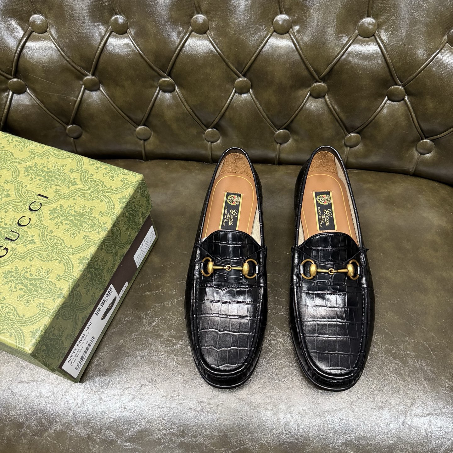 NO:704646,[Black calf crocodile pattern/lining] Original quality, GUCCI classic, fashionable retro simple style leather shoes, the upper is made of imported cowhide embossing, fine and silky, double G metal decoration, official lining + cowhide insole, original Italian leather outsole, Goodyear craftsmanship, British style, the materials used are complex and exquisite, real materials.  Size 39/40/41/42/43/44 (customized at 38.45.46.47) 47/,,gucci,gucci,cowhide,Leather soles19860909【黑色小牛鳄鱼纹/里布】原单品质,GUCCI古驰经典款,时尚复古简约风格皮鞋,鞋面采用进口牛皮压纹,细腻丝滑,双G金属装饰,官方里布+鞋垫牛皮,原版意大利真皮大底,固特异工艺,英伦风格,用料做工复杂讲究,真材实料. 尺码39/40/41/42/43/44（38.45.46.47订做）47/,,gucci,gucci,cowhide,Leather soles,Men's shoes