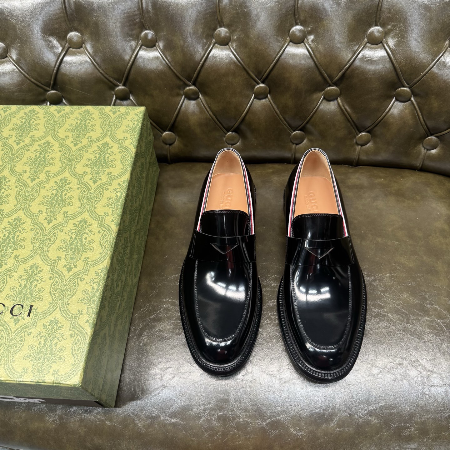 NO:704623,[Black open edge beads] Original quality, GUCCI classic, fashionable retro simple style leather shoes, the upper is made of imported open edge beaded cowhide, fine and silky, special webbing decoration, official cowhide lining + cowhide insole, original Italian leather outsole, Goodyear craftsmanship, British style, the materials used are complex and exquisite in workmanship, real materials.  Size 39/40/41/42/43/44 (customized at 38.45.46),,gucci,gucci,cowhide,Leather soles19860909【黑色开边珠】原单品质,GUCCI古驰经典款,时尚复古简约风格皮鞋,鞋面采用进口开边珠牛皮,细腻丝滑,专用织带装饰,官方牛皮内里+鞋垫牛皮,原版意大利真皮大底,固特异工艺,英伦风格,用料做工复杂讲究,真材实料. 尺码39/40/41/42/43/44（38.45.46订做）,,gucci,gucci,cowhide,Leather soles,Men's shoes