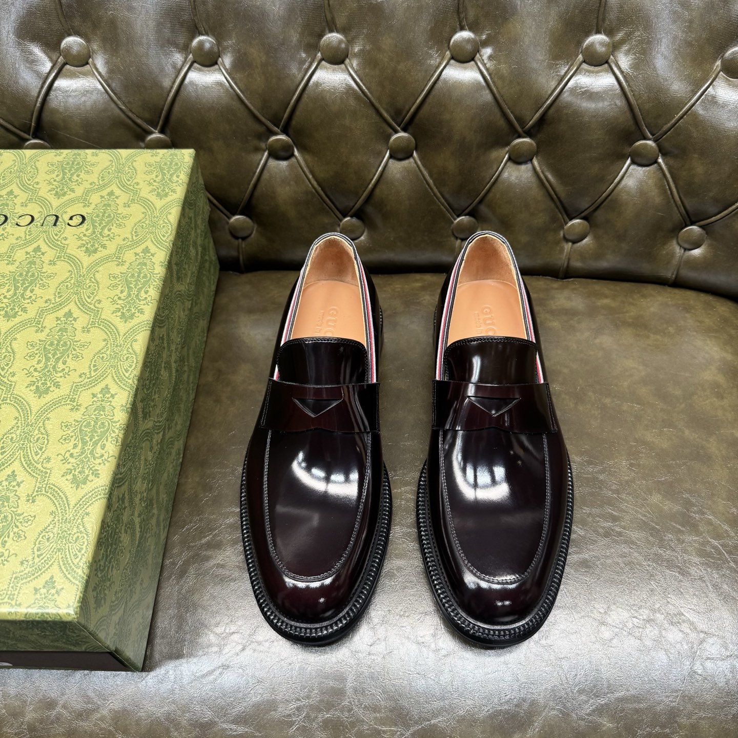 NO:704626,[Burgundy Open Beads] Original quality, GUCCI classic, fashionable retro simple style leather shoes, the upper is made of imported open edge beaded cowhide, fine and silky, special webbing decoration, official cowhide lining + cowhide insole, original Italian leather outsole, Goodyear craftsmanship, British style, the materials used are complex and exquisite in workmanship, real materials.  Size 39/40/41/42/43/44 (customized at 38.45.46),,gucci,gucci,cowhide,Leather soles19860909【酒红开边珠】原单品质,GUCCI古驰经典款,时尚复古简约风格皮鞋,鞋面采用进口开边珠牛皮,细腻丝滑,专用织带装饰,官方牛皮内里+鞋垫牛皮,原版意大利真皮大底,固特异工艺,英伦风格,用料做工复杂讲究,真材实料. 尺码39/40/41/42/43/44（38.45.46订做）,,gucci,gucci,cowhide,Leather soles,Men's shoes