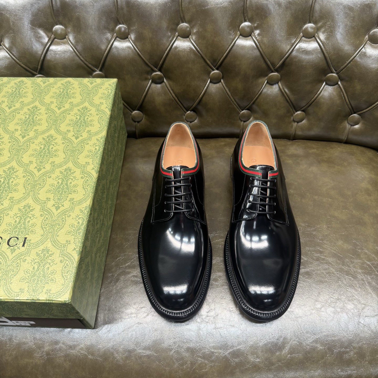 NO:704630,[Black open edge beads] Original quality, GUCCI classic, fashionable retro simple style lace-up leather shoes, the upper is made of imported open edge beaded cowhide, fine and silky, special webbing decoration, official cowhide lining + cowhide insole, original Italian leather outsole, Goodyear craftsmanship, British style, the materials used are complex and exquisite in workmanship, real materials.  Size 39/40/41/42/43/44 (customized at 38.45.46),,gucci,gucci,cowhide,Leather soles19860909【黑色开边珠】原单品质,GUCCI古驰经典款,时尚复古简约风格系带皮鞋,鞋面采用进口开边珠牛皮,细腻丝滑,专用织带装饰,官方牛皮内里+鞋垫牛皮,原版意大利真皮大底,固特异工艺,英伦风格,用料做工复杂讲究,真材实料. 尺码39/40/41/42/43/44（38.45.46订做）,,gucci,gucci,cowhide,Leather soles,Men's shoes