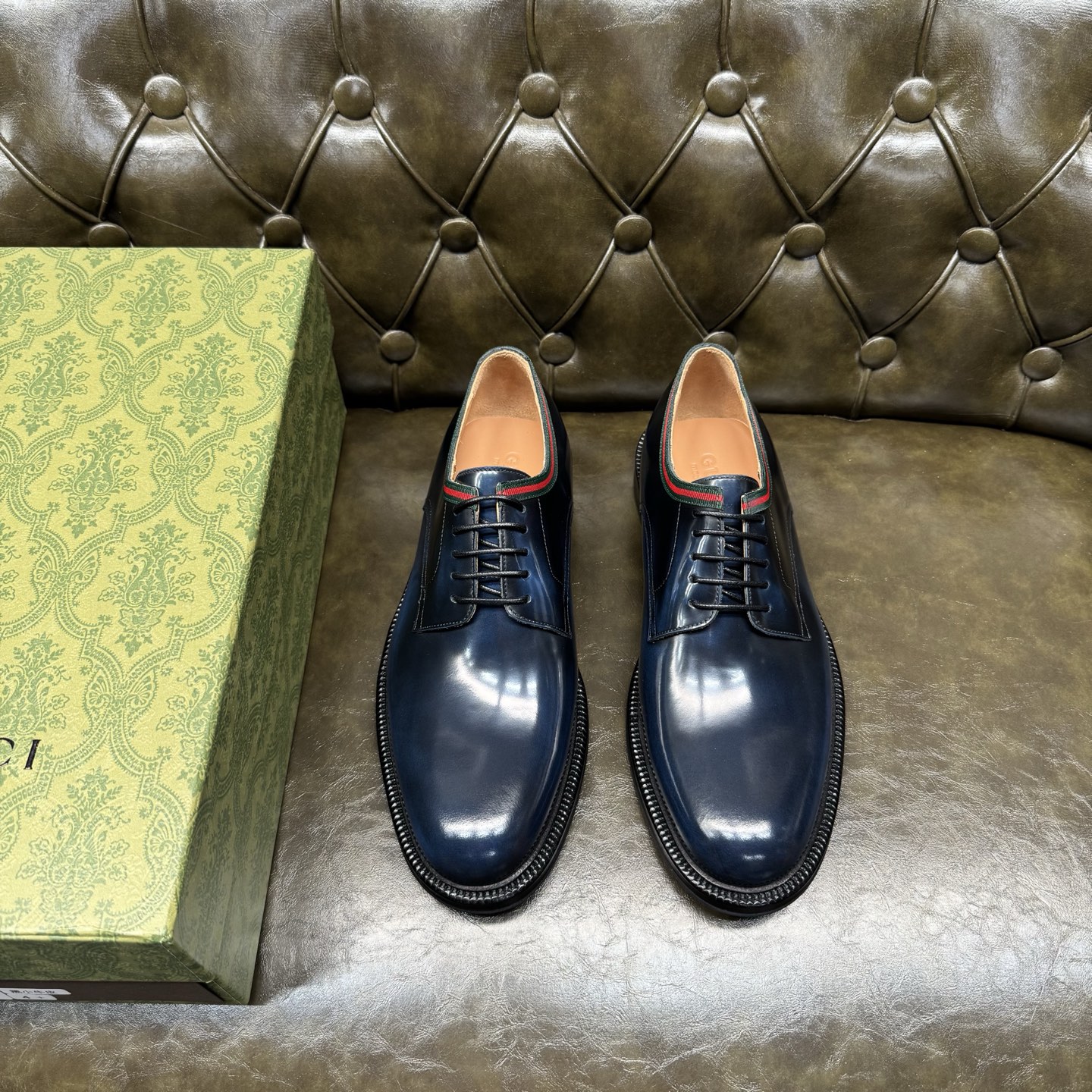 NO:704633,[Blue Open Beads] Original quality, GUCCI classic style, fashionable retro simple style lace-up leather shoes, the upper is made of imported open edge beaded cowhide, fine and silky, special webbing decoration, official cowhide lining + cowhide insole, original Italian leather outsole, Goodyear craftsmanship, British style, the materials used are complex and exquisite in workmanship, real materials.  Size 39/40/41/42/43/44 (customized at 38.45.46),,gucci,gucci,cowhide,Leather soles19860909【蓝色开边珠】原单品质,GUCCI古驰经典款,时尚复古简约风格系带皮鞋,鞋面采用进口开边珠牛皮,细腻丝滑,专用织带装饰,官方牛皮内里+鞋垫牛皮,原版意大利真皮大底,固特异工艺,英伦风格,用料做工复杂讲究,真材实料. 尺码39/40/41/42/43/44（38.45.46订做）,,gucci,gucci,cowhide,Leather soles,Men's shoes