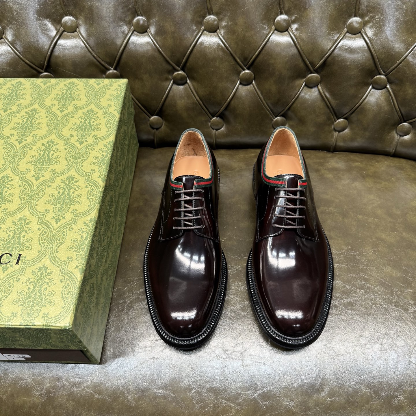 NO:704635,[Burgundy Open Beads] Original quality, GUCCI classic, fashionable retro simple style lace-up leather shoes, the upper is made of imported open edge beaded cowhide, fine and silky, special webbing decoration, official cowhide lining + cowhide insole, original Italian leather outsole, Goodyear craftsmanship, British style, the materials used are complex and exquisite in workmanship, real materials.  Size 39/40/41/42/43/44 (customized at 38.45.46),,gucci,gucci,cowhide,Leather soles19860909【酒红色开边珠】原单品质,GUCCI古驰经典款,时尚复古简约风格系带皮鞋,鞋面采用进口开边珠牛皮,细腻丝滑,专用织带装饰,官方牛皮内里+鞋垫牛皮,原版意大利真皮大底,固特异工艺,英伦风格,用料做工复杂讲究,真材实料. 尺码39/40/41/42/43/44（38.45.46订做）,,gucci,gucci,cowhide,Leather soles,Men's shoes