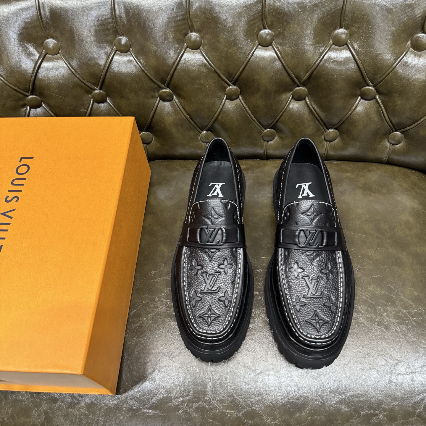 NO:956260,[High-edge pebbled embossed calfskin] L. v loafers, high-end men's formal casual leather shoes, imported first-layer cowhide uppers, cowhide lining. The outsole is made of a combination of wear-resistant velvet and foam materials, and the Jacques welt forms the outsole. It is high-strength, wear-resistant and non-slip, exquisite in craftsmanship, high-end and upscale. Gentleman's enjoyment, a must-have for sportsmen. Size39-46 (custom-made), loafers,cowhide19860909【高边荔枝纹压花小牛皮】 L. v 乐福鞋,高端男士正装休闲皮鞋,进口头层牛皮鞋面,牛皮内里.大底采用耐磨绒和发泡材料组合,雅克斯沿条组成大底,高强耐磨防滑,工艺精湛,高端上档次.绅士臻享,型男必备. Size39-46（此款定做）,,loafers,cowhide,Men's shoes