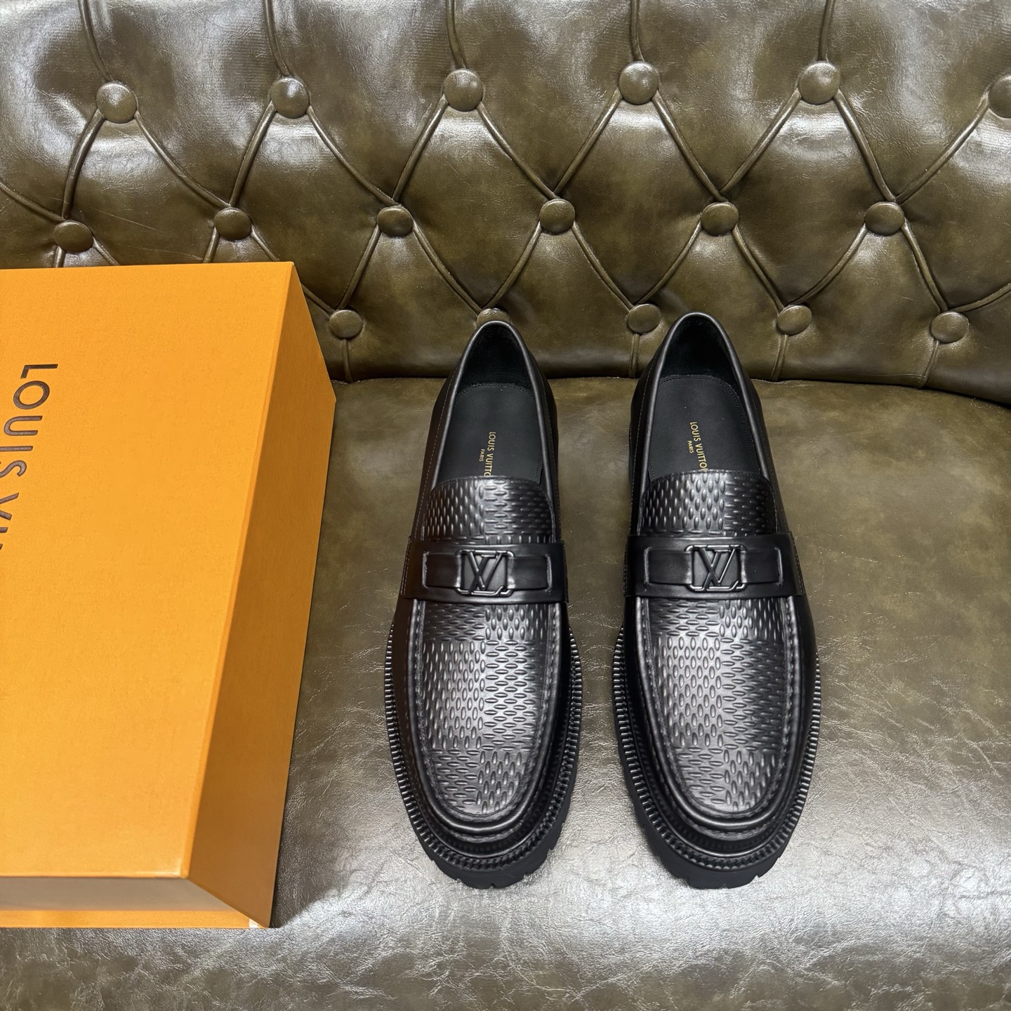NO:956253,[Waterdrop embossed black calfskin] L. v loafers, high-end men's formal casual leather shoes, imported first-layer cowhide leather uppers, cowhide lining. The outsole is made of a combination of wear-resistant velvet and foam materials, and the Jacques welt forms the outsole. It is high-strength, wear-resistant and non-slip, exquisite in craftsmanship, high-end and upscale. Gentleman's enjoyment, a must-have for sportsmen. Size39-46 (custom-made), loafers, cowhide19860909【水滴压纹黑色小牛皮】 L. v 乐福鞋,高端男士正装休闲皮鞋,进口头层牛皮鞋面,牛皮内里.大底采用耐磨绒和发泡材料组合,雅克斯沿条组成大底,高强耐磨防滑,工艺精湛,高端上档次.绅士臻享,型男必备. Size39-46（此款定做）,,loafers,cowhide,Men's shoes